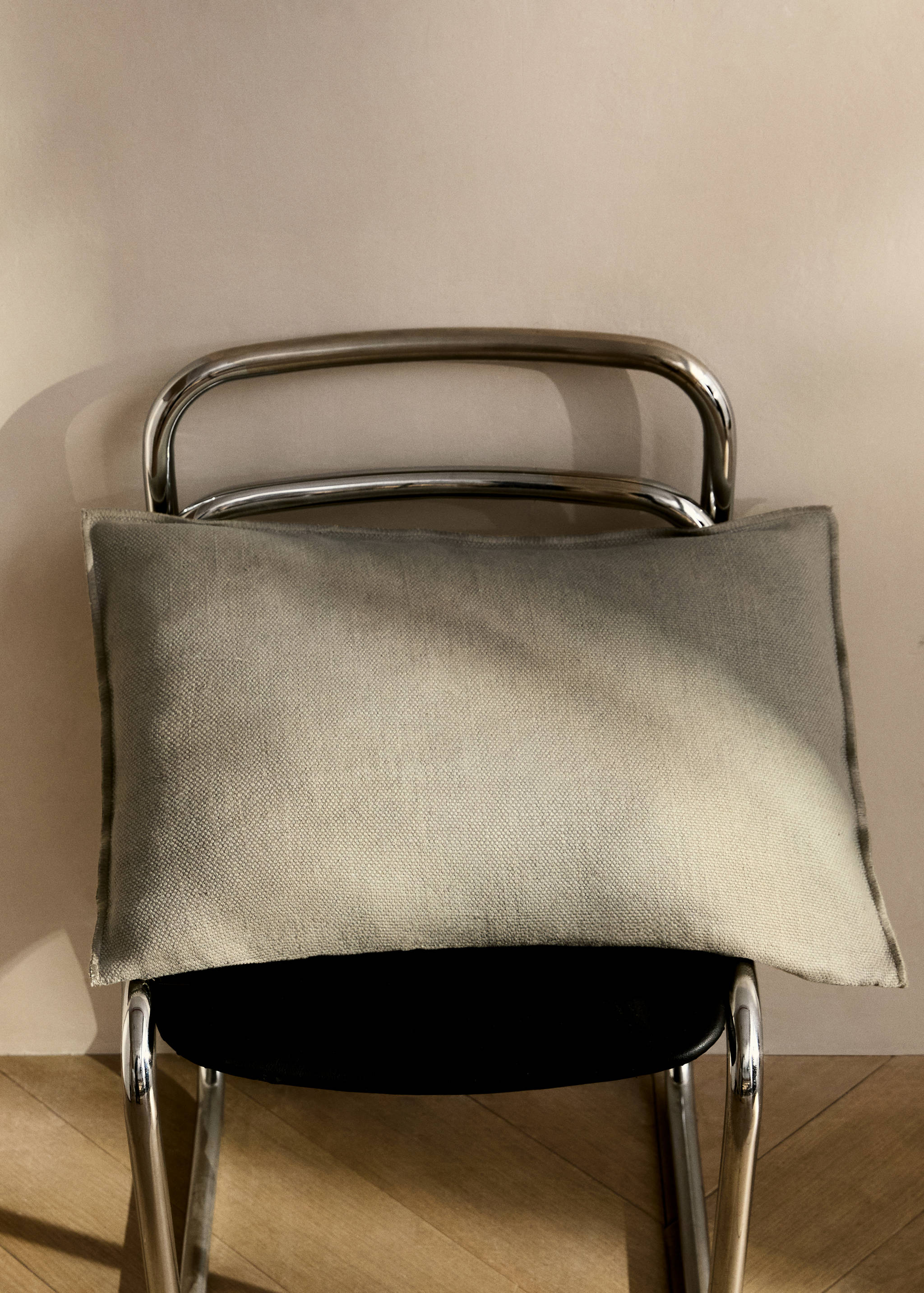 Linen textured cushion cover with overlock detail 40x60cm - General plane