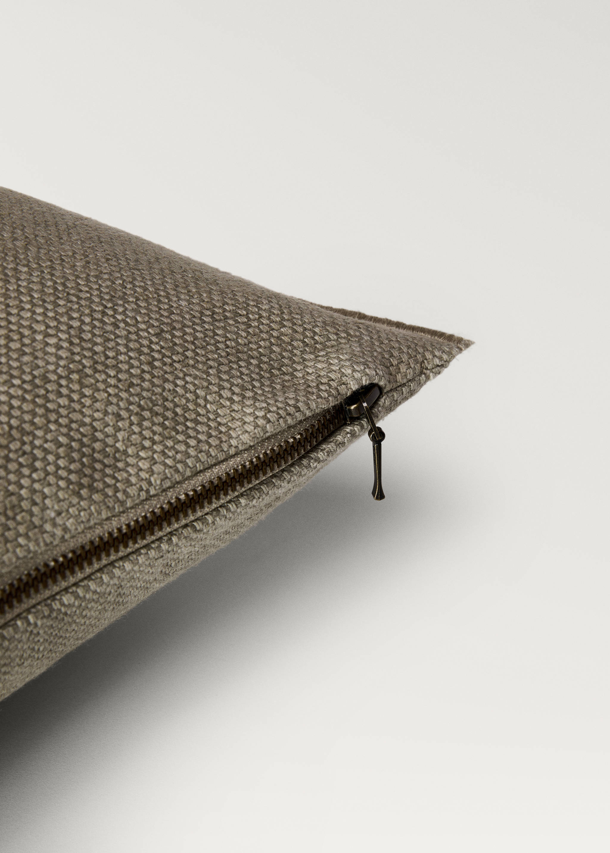 Linen textured cushion cover with overlock detail 40x60cm - Details of the article 2