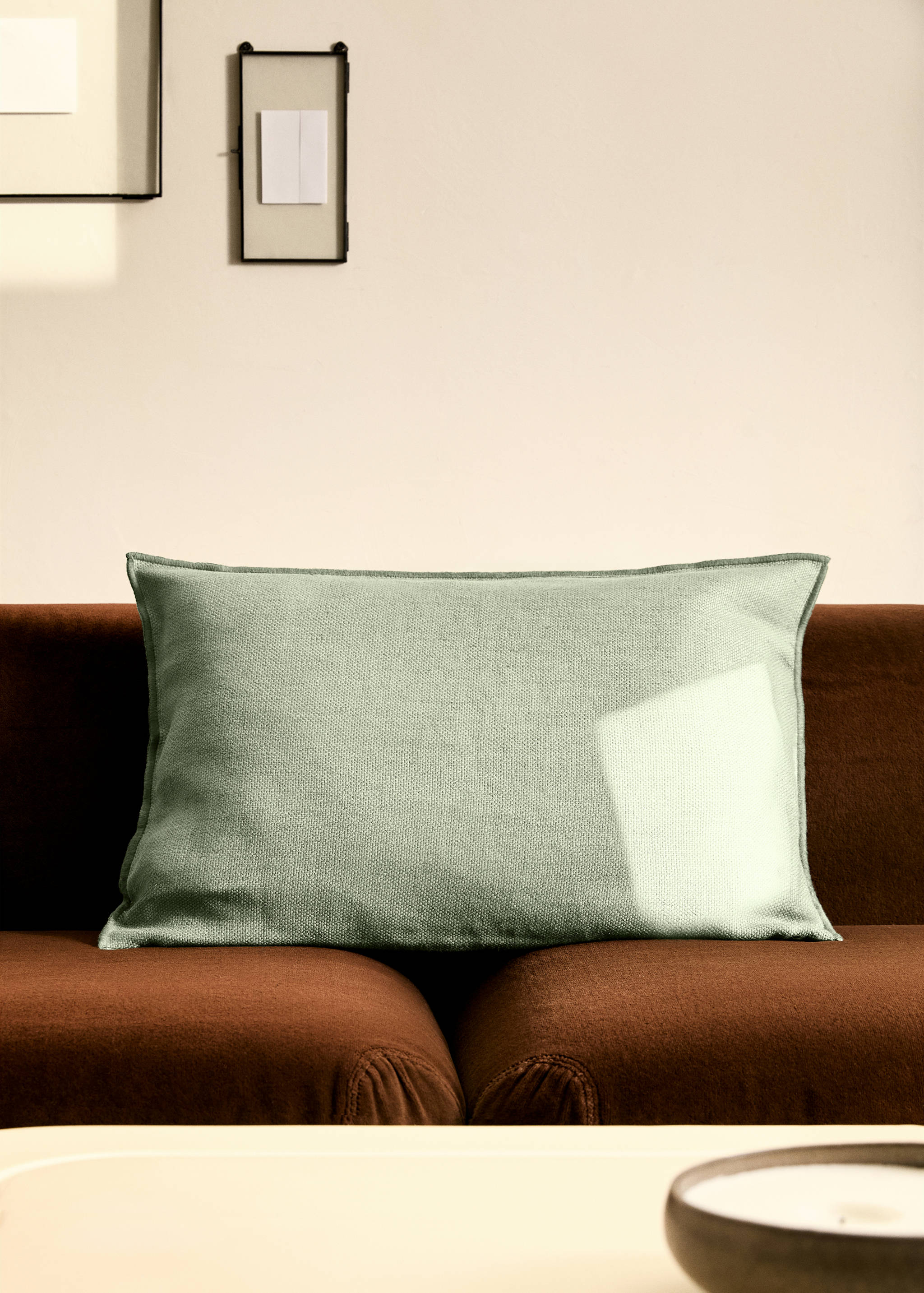 Linen textured cushion cover with overlock detail 40x60cm - General plane
