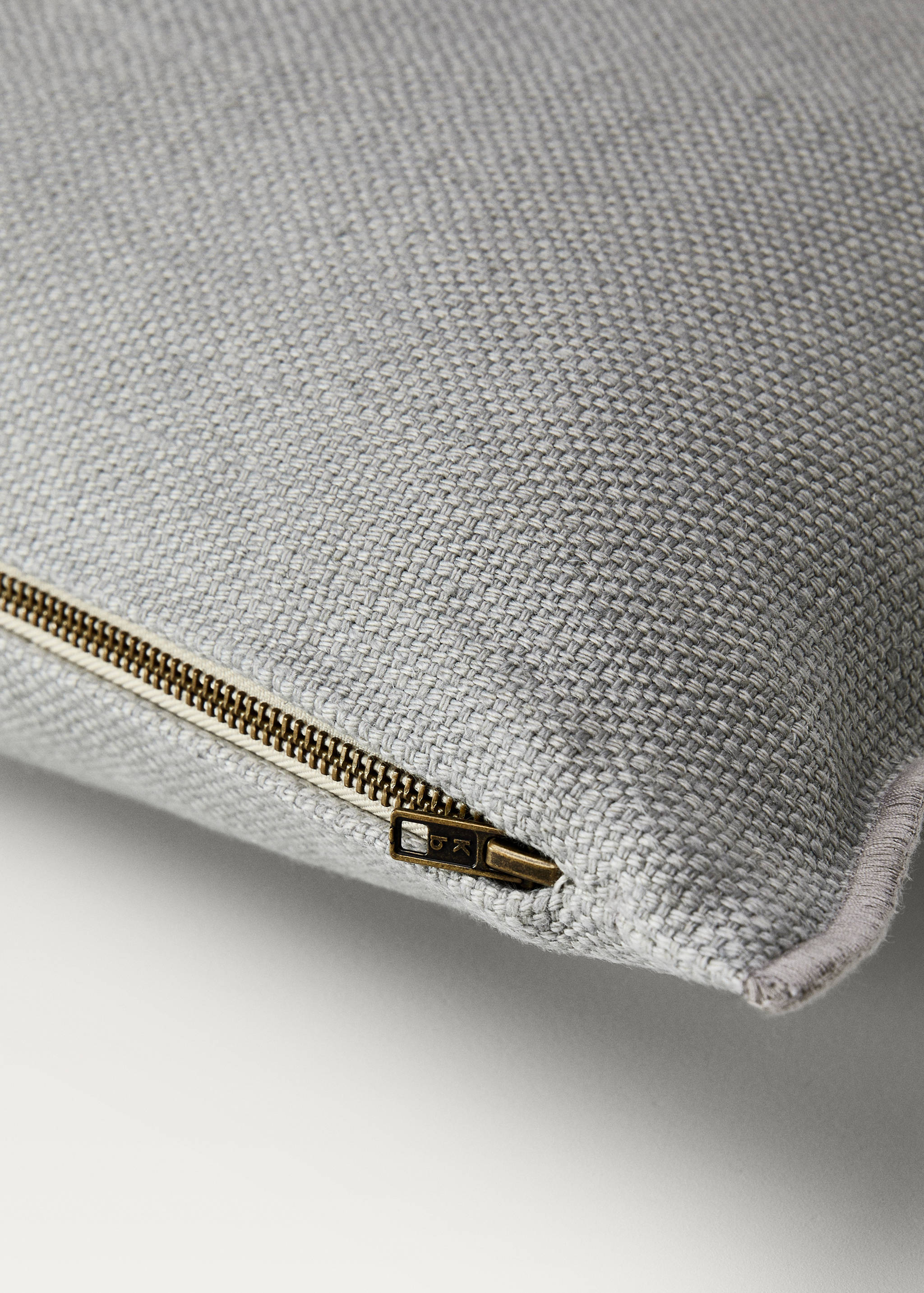 Linen textured cushion cover with overlock detail 40x60cm - Details of the article 3