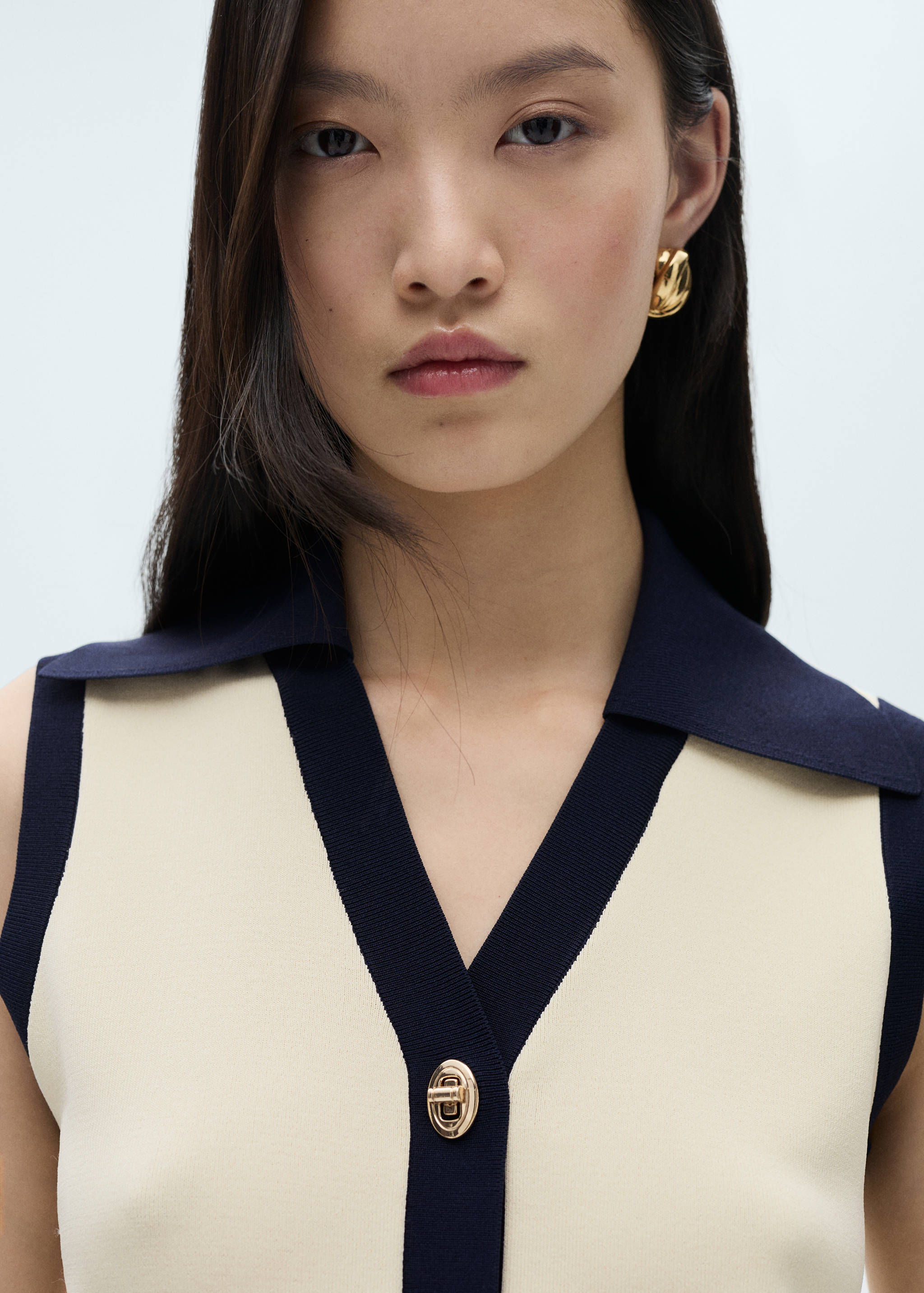 Vest with contrasting buttons - Details of the article 1