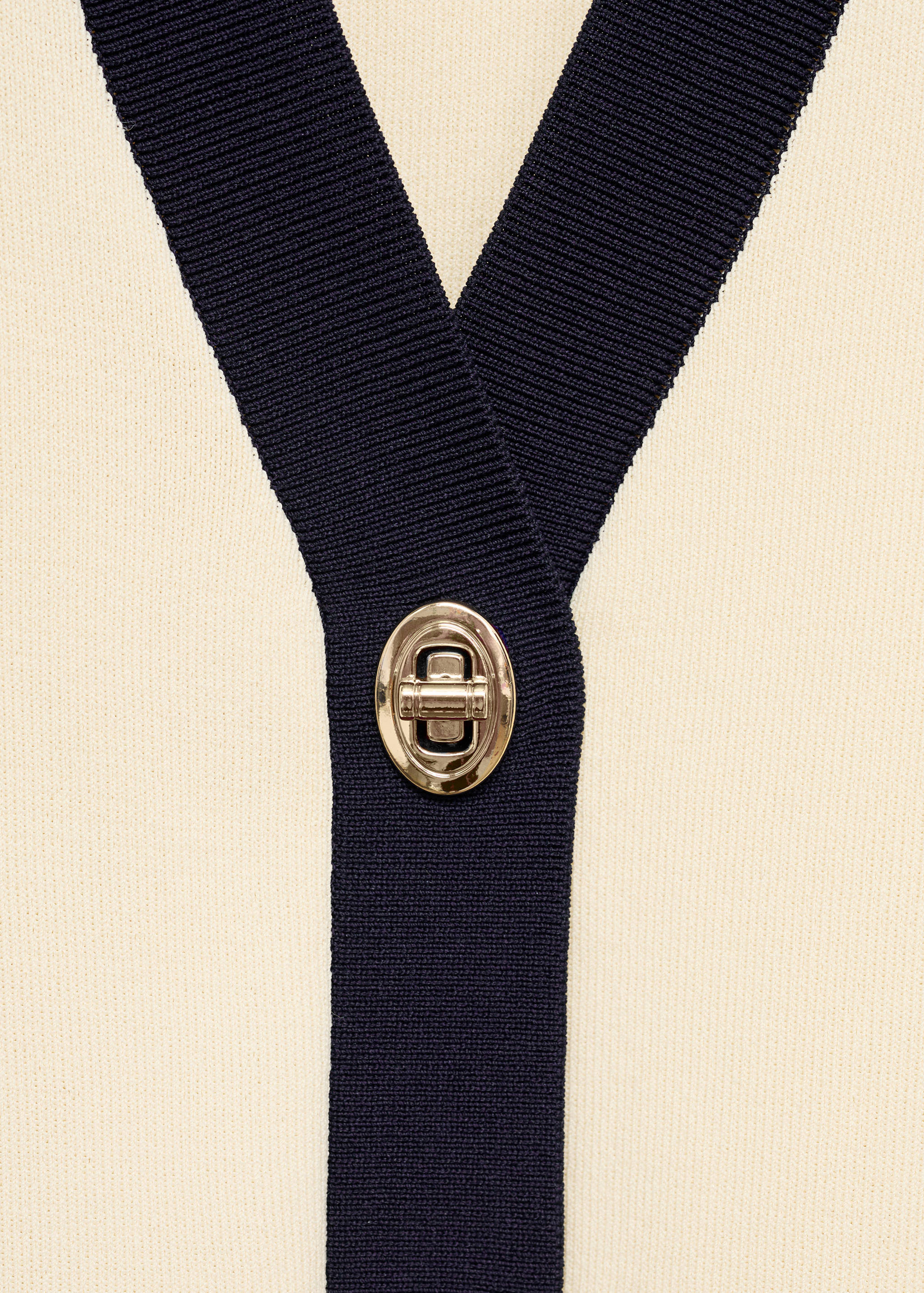 Vest with contrasting buttons - Details of the article 8