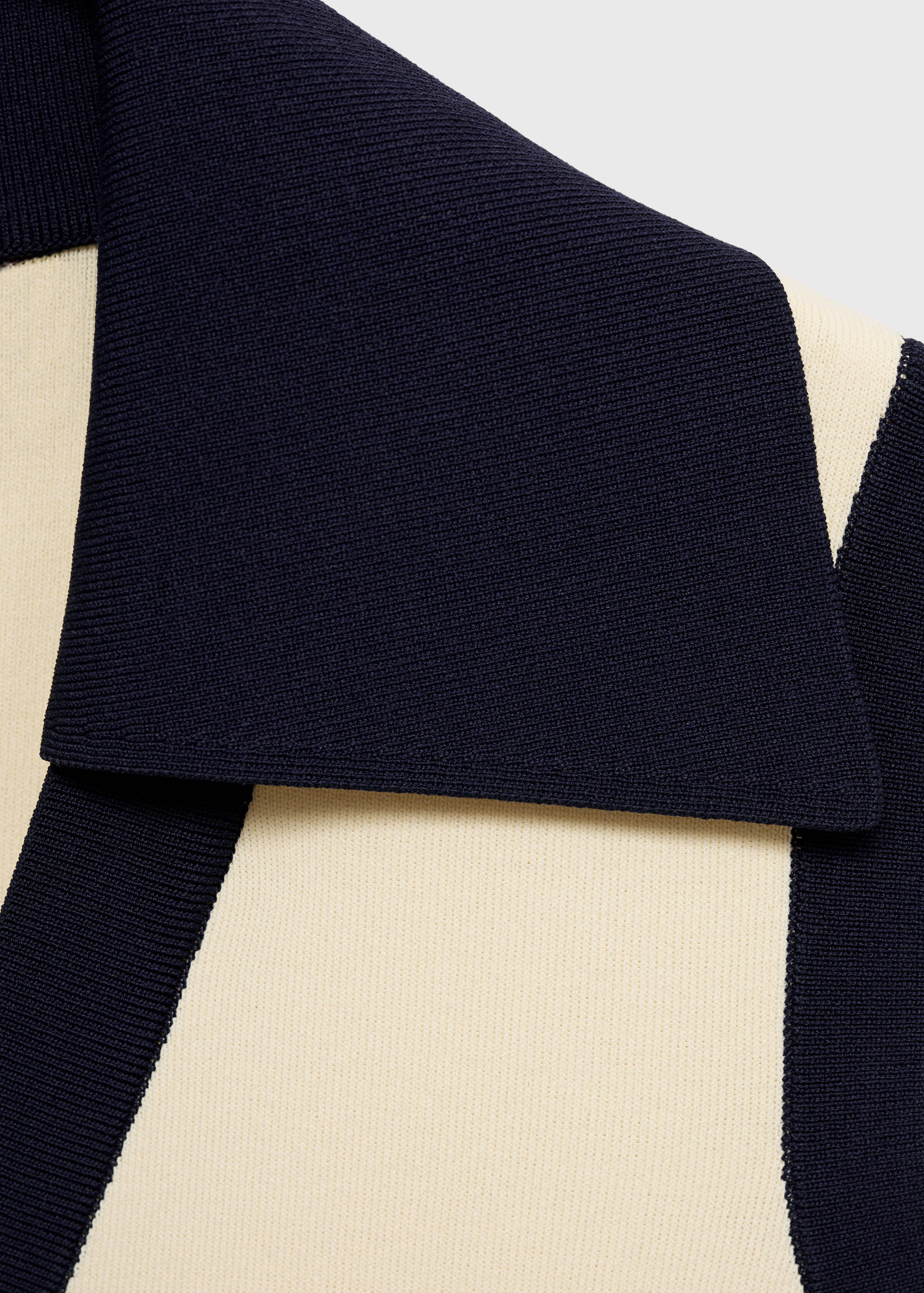 Vest with contrasting buttons - Details of the article 0