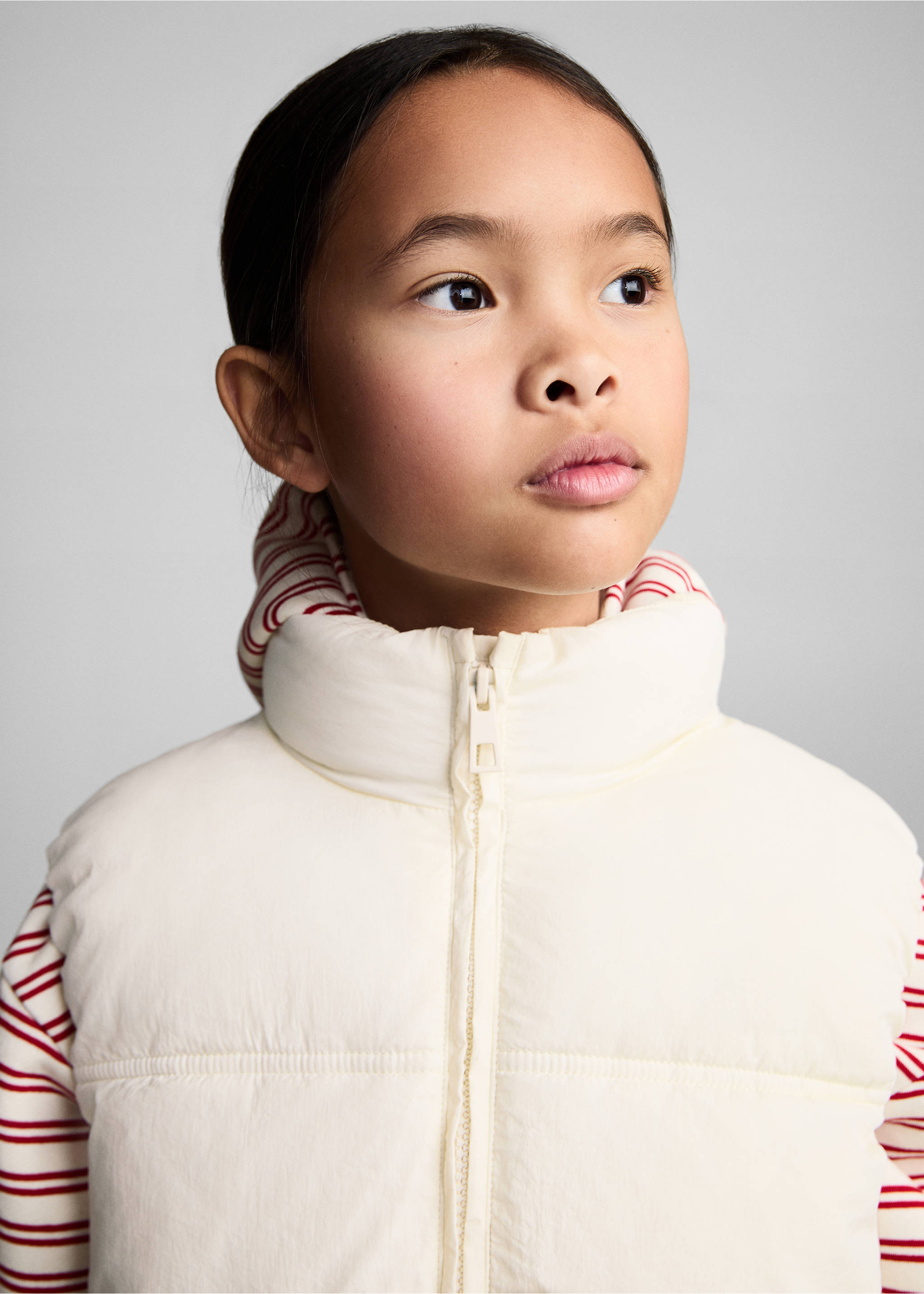 Quilted zipper vest - Details of the article 1, Ecru. Ref: 87072535-00.