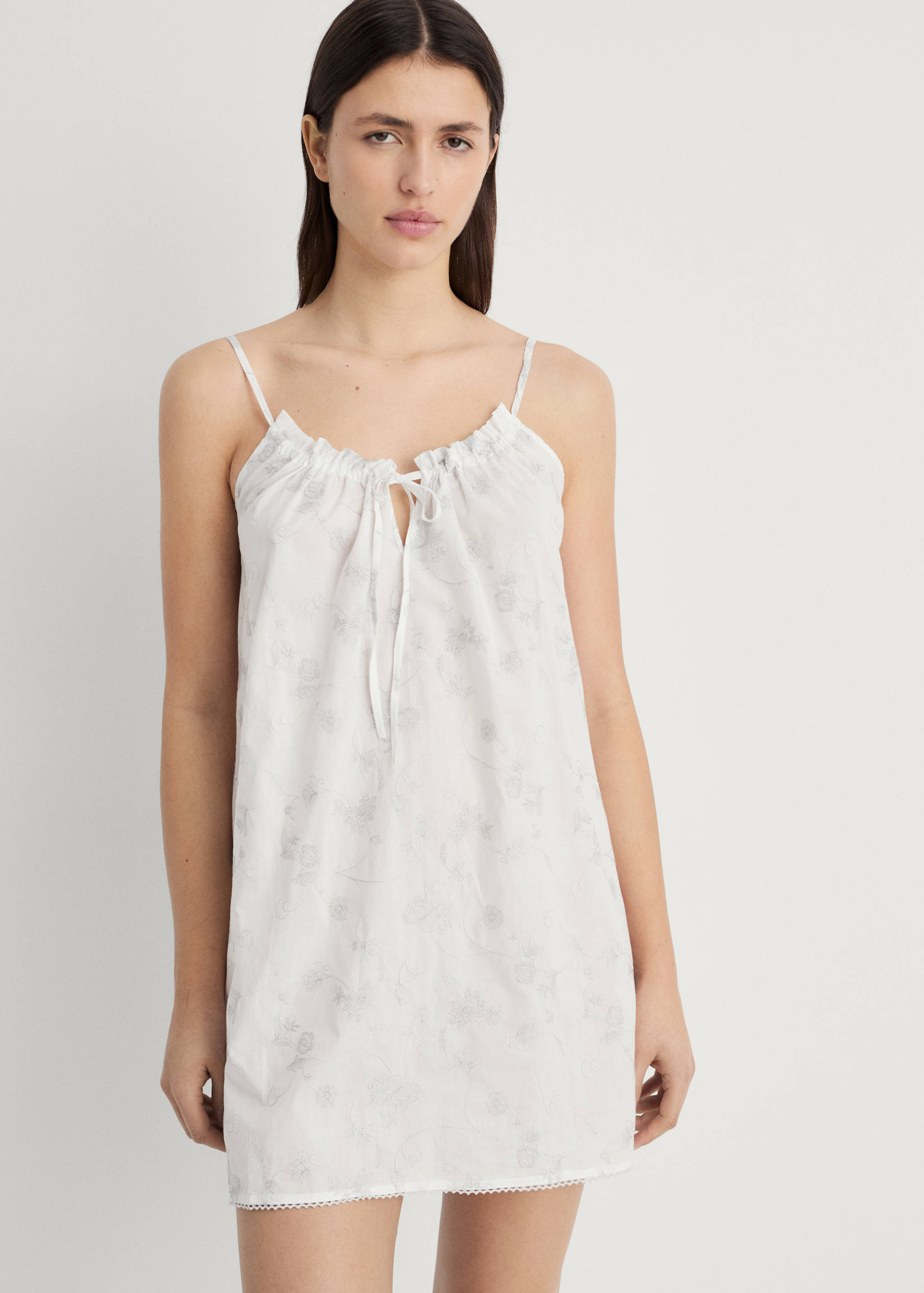 Camisa de noite com bordado de flores - Plano médio