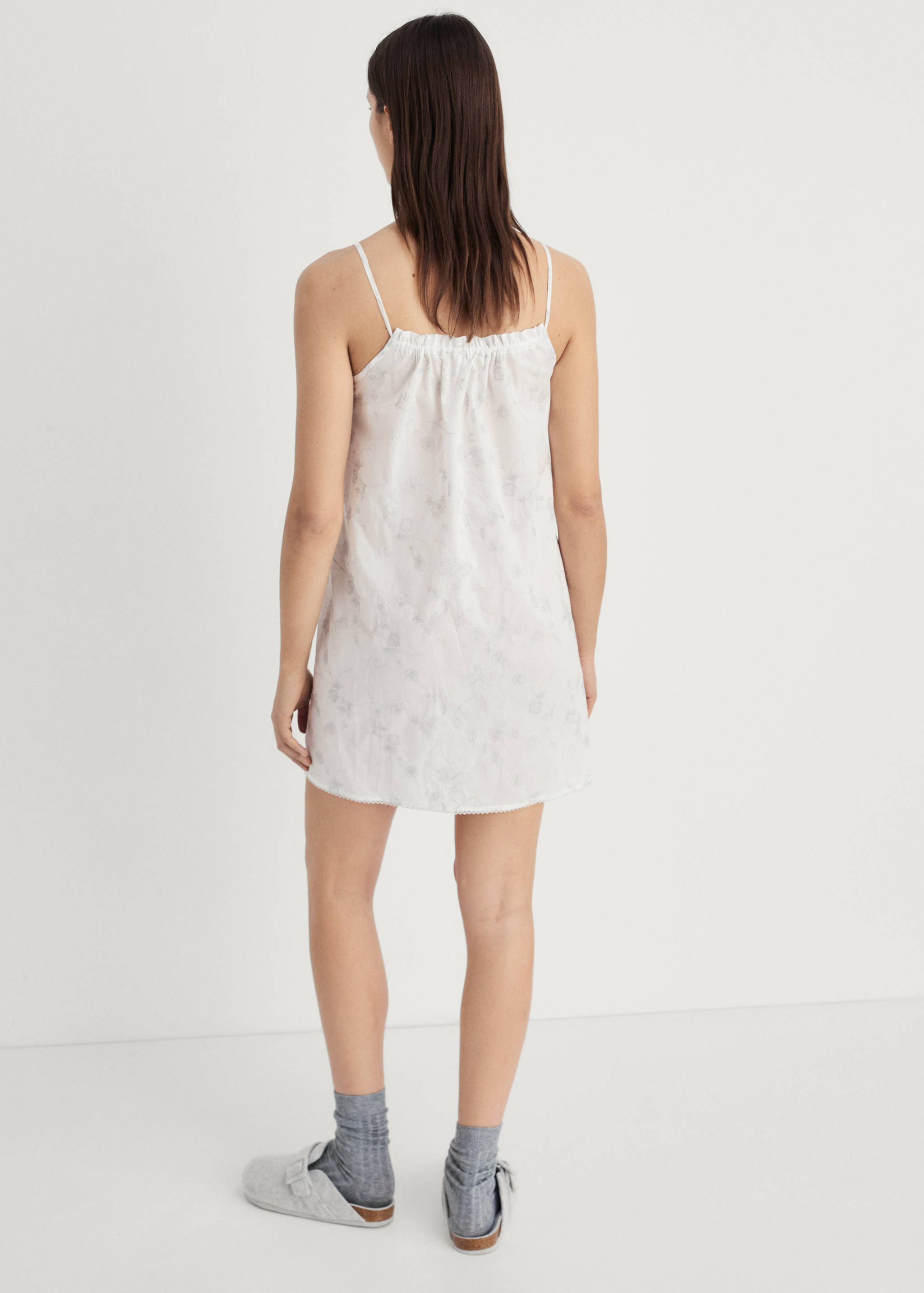 Camisa de noite com bordado de flores - Verso do artigo