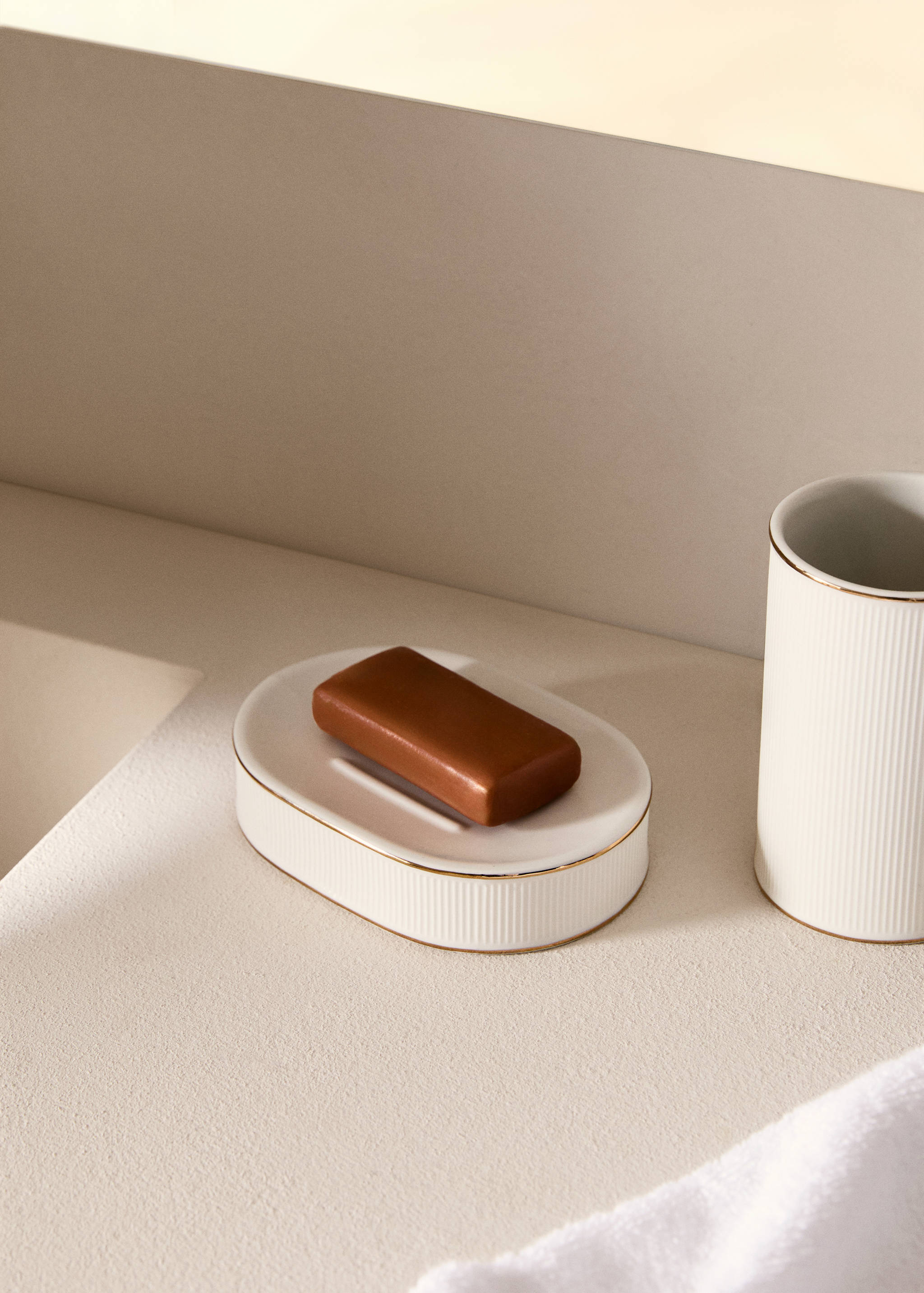 Stoneware soap dish with stripe detail - General plane