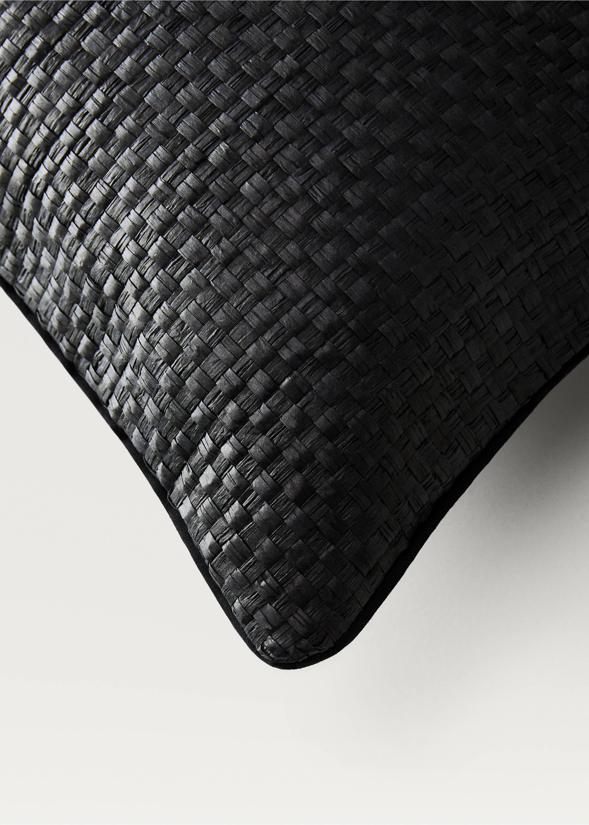 Funda cojín papel trenzado piping 45x45 cm - Detalle del artículo 1, Negro. Ref: 87072921-00.