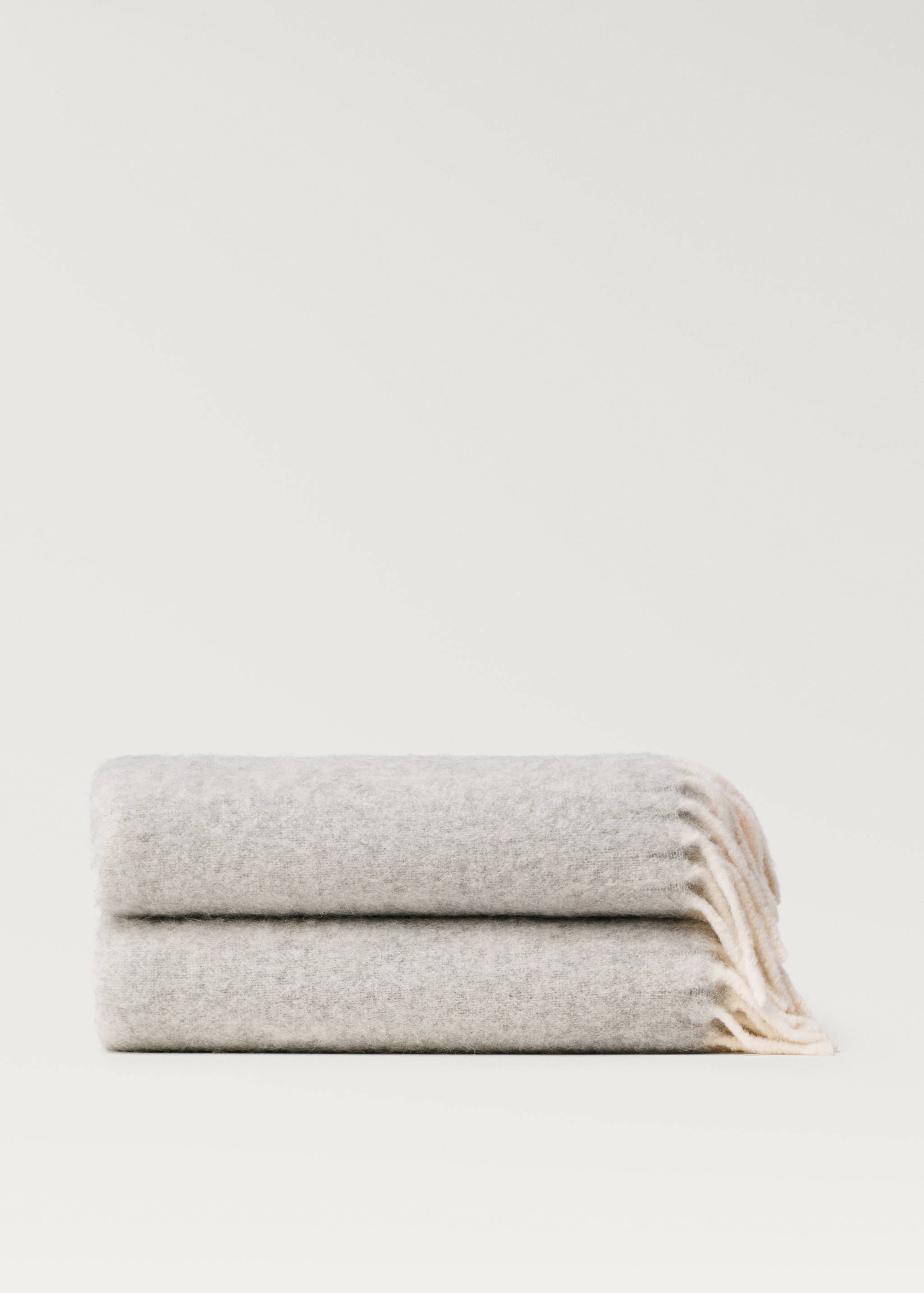 Soft-effect blanket with fringed trim - Article without model