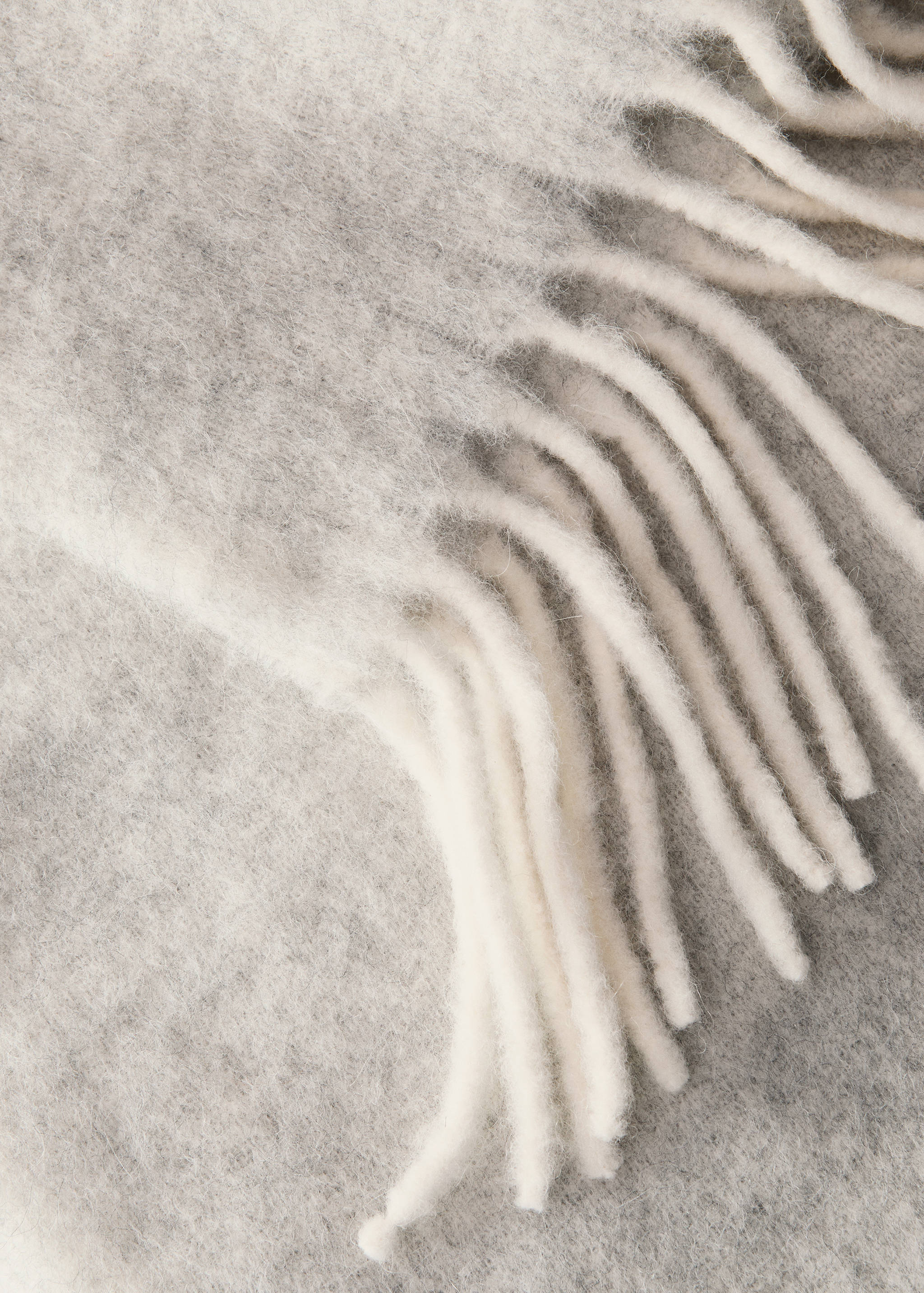 Soft-effect blanket with fringed trim - Details of the article 3