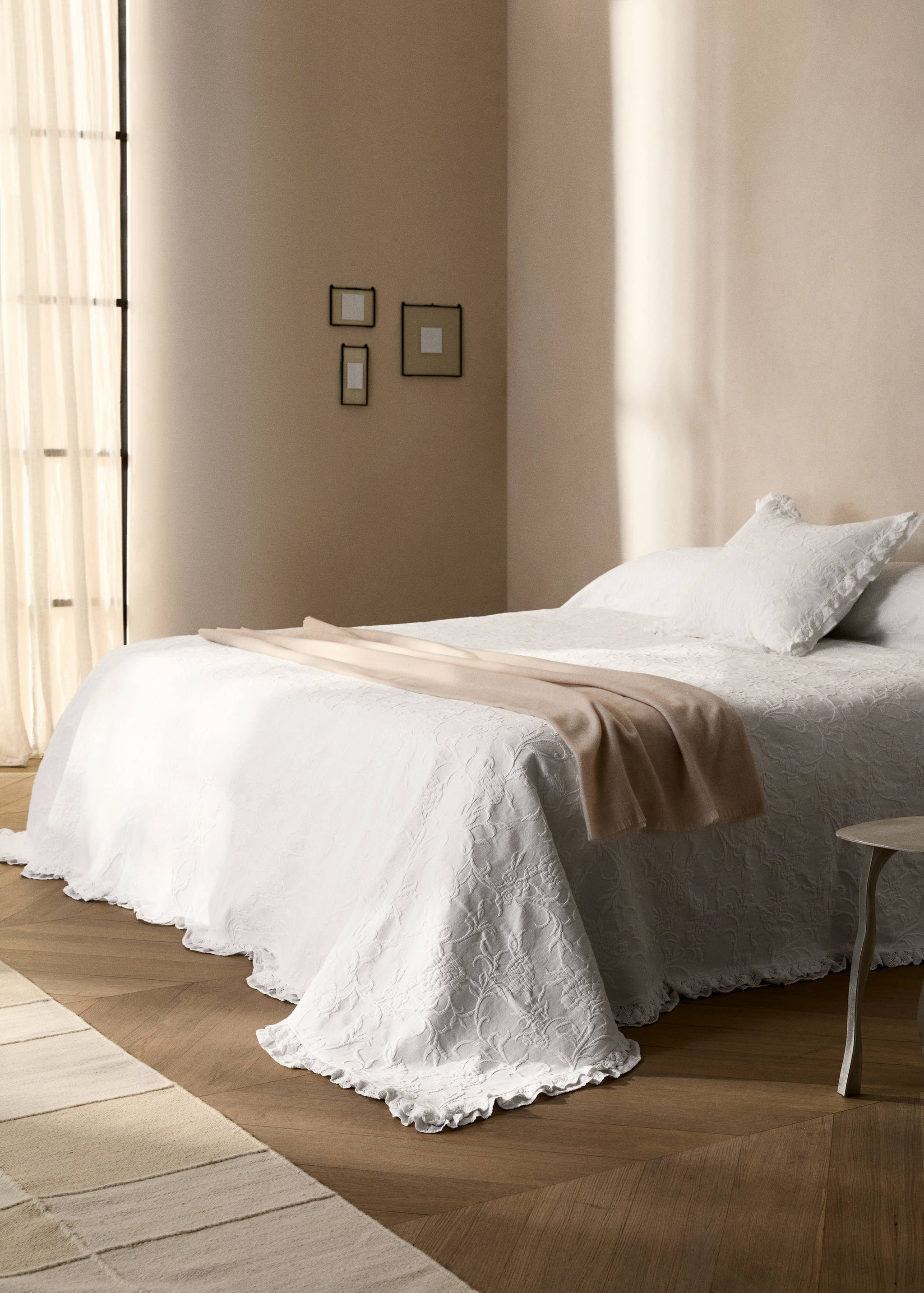 Couvre-lit coton jacquard à fleurs volant lit 180/200 cm - Plan général