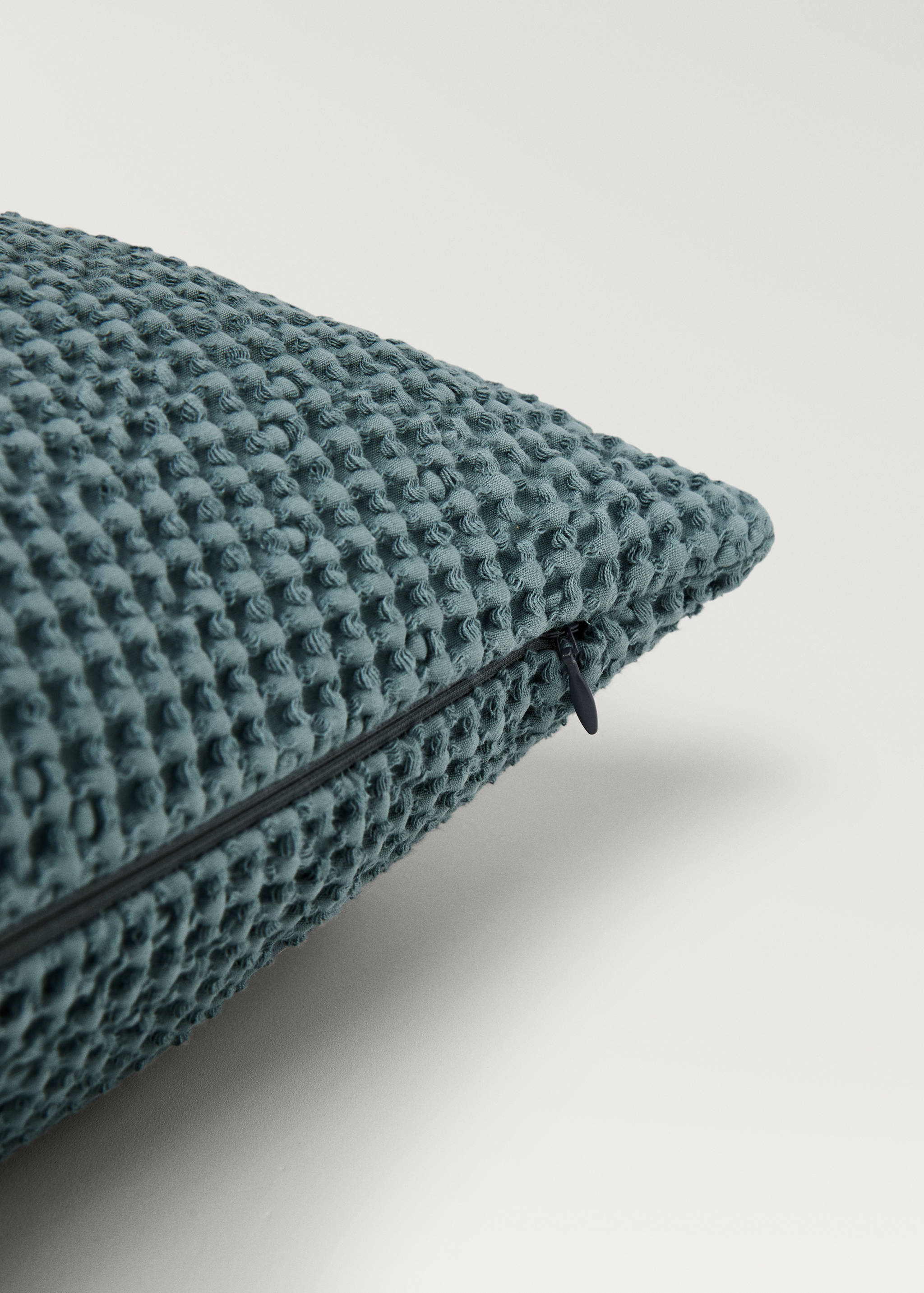 Garment-dyed waffle cotton cushion cover 50 x 50 cm - Details of the article 1