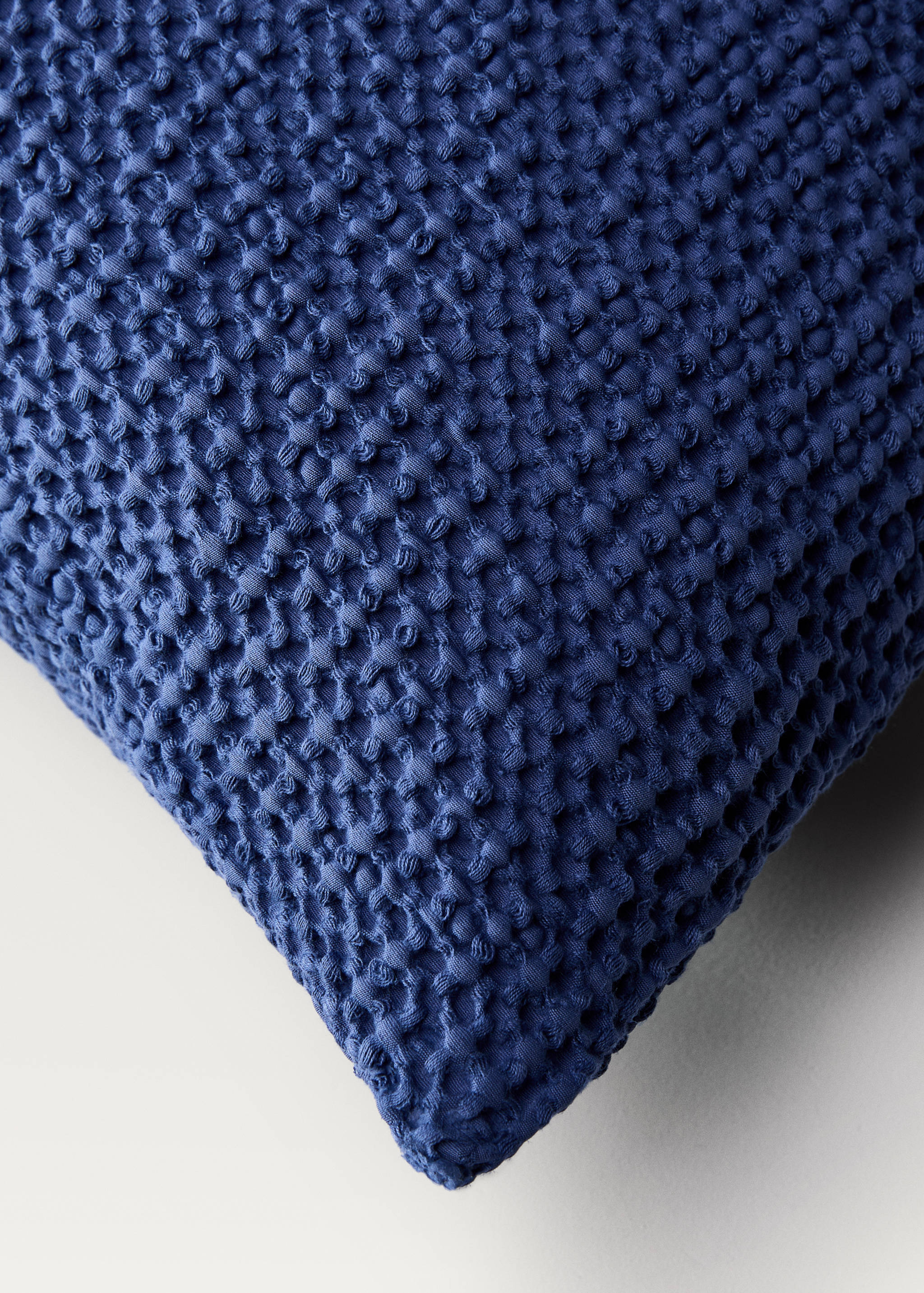 Garment-dyed waffle cotton cushion cover 50 x 50 cm - Details of the article 2