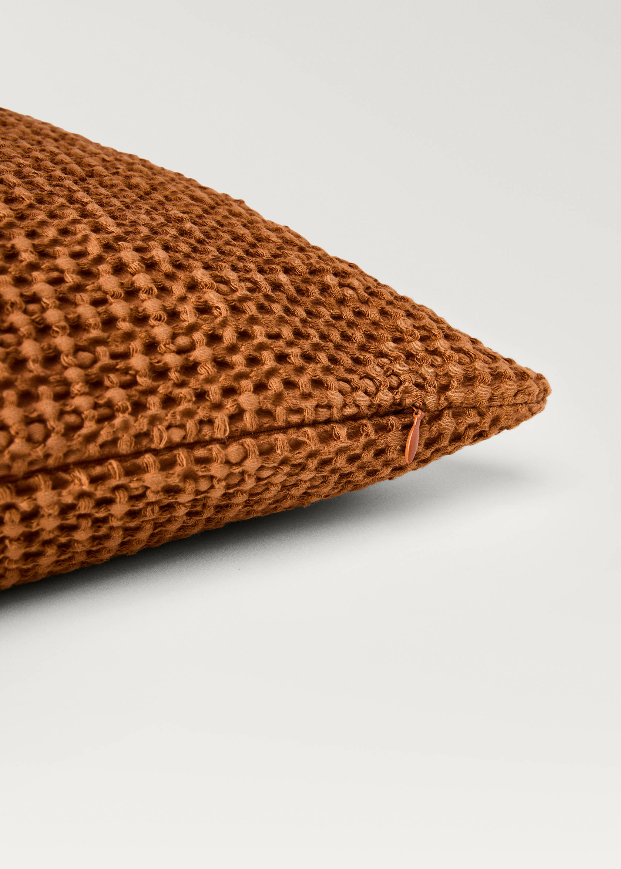 Garment-dyed waffle cotton cushion cover 50 x 50 cm - Details of the article 1
