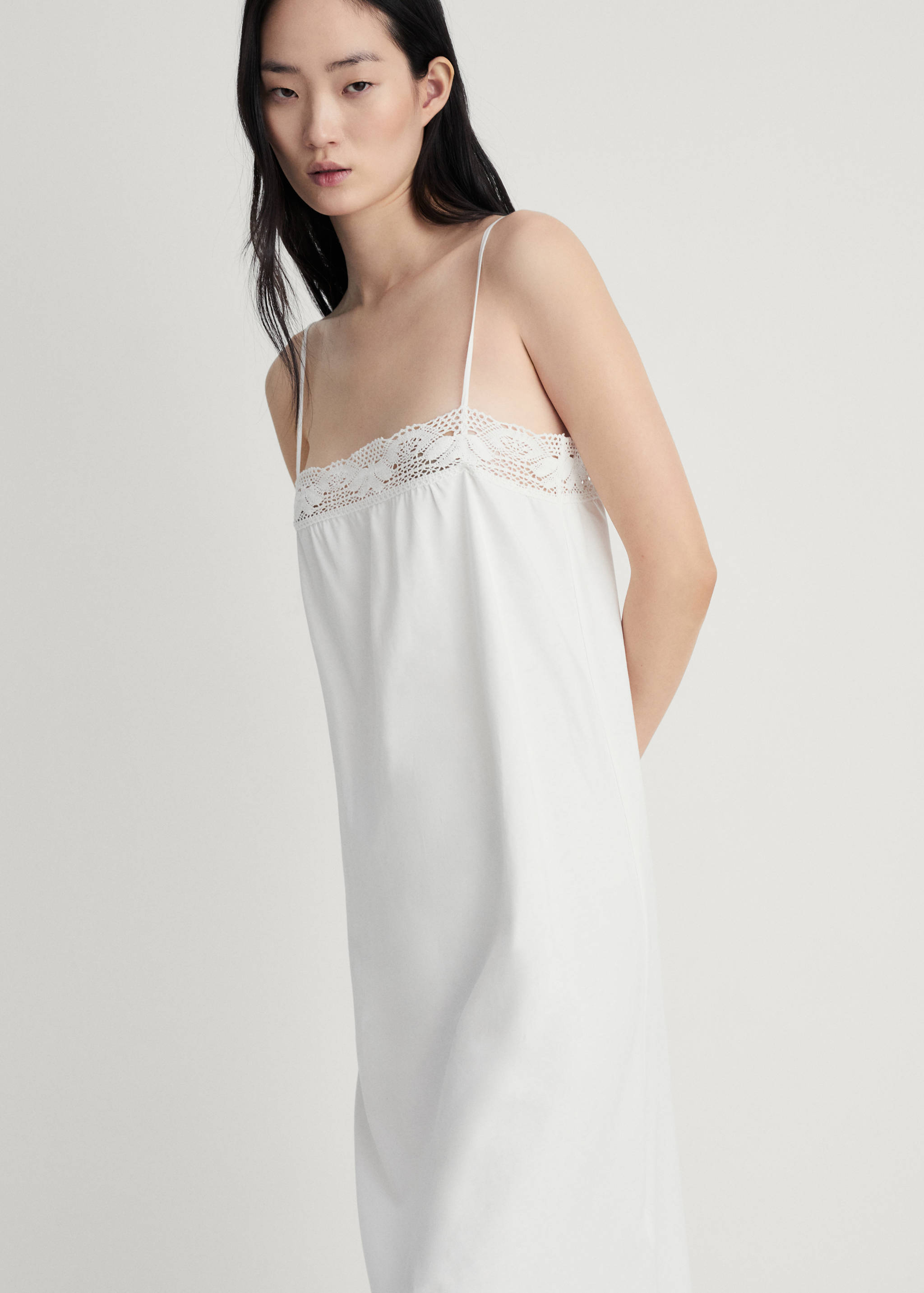 Cotton nightgown with lace detail - Medium plane
