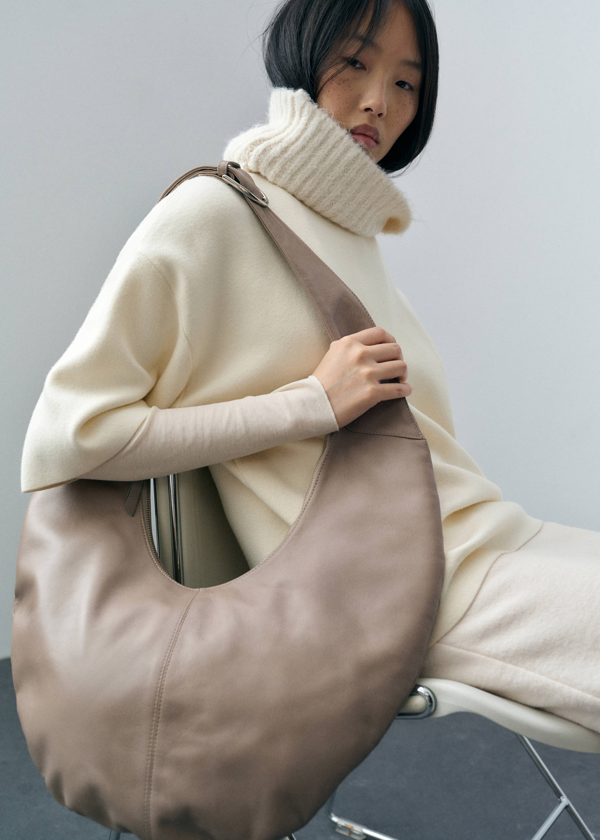 Half-moon leather bag - General plane