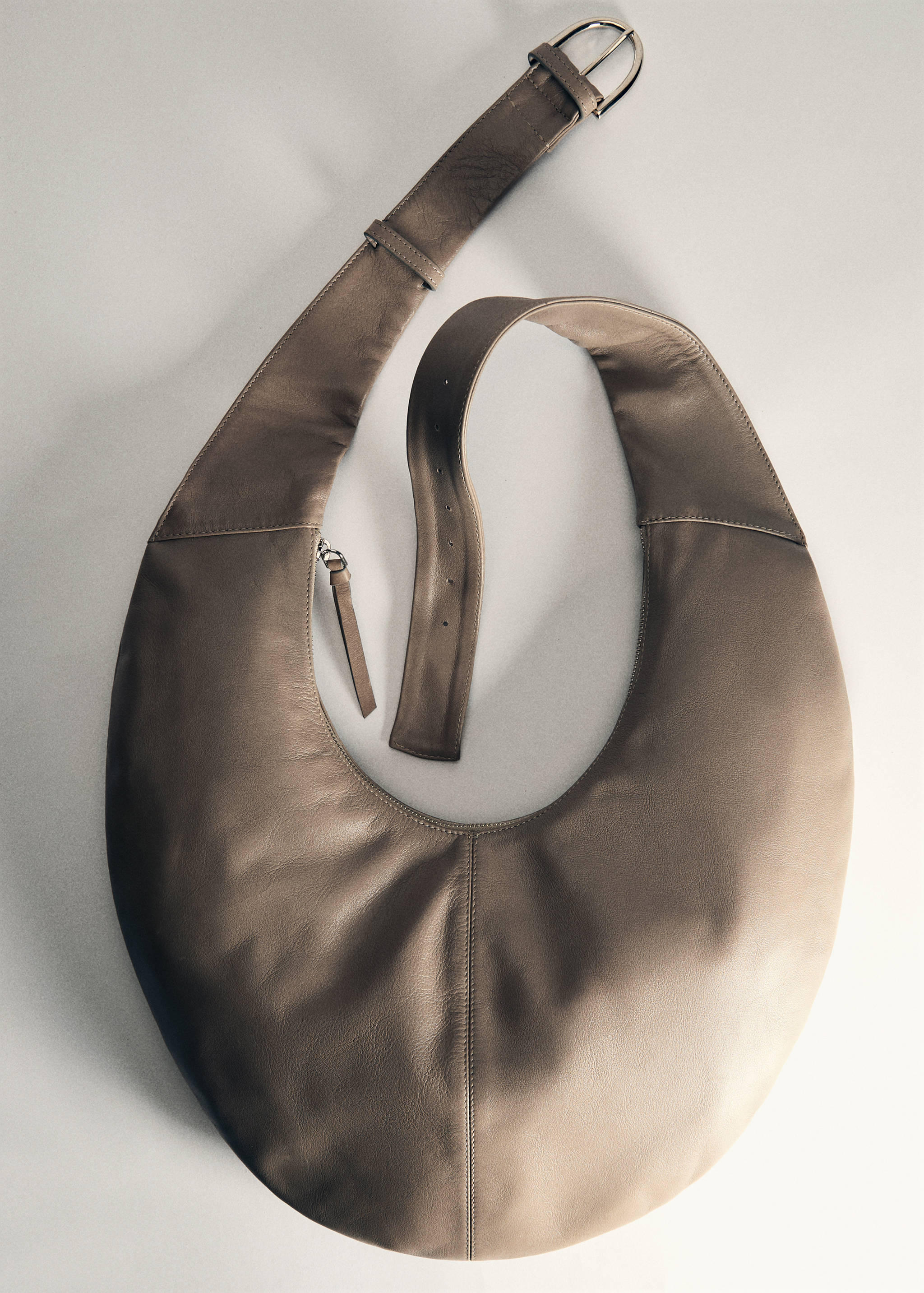 Half-moon leather bag - Details of the article 5