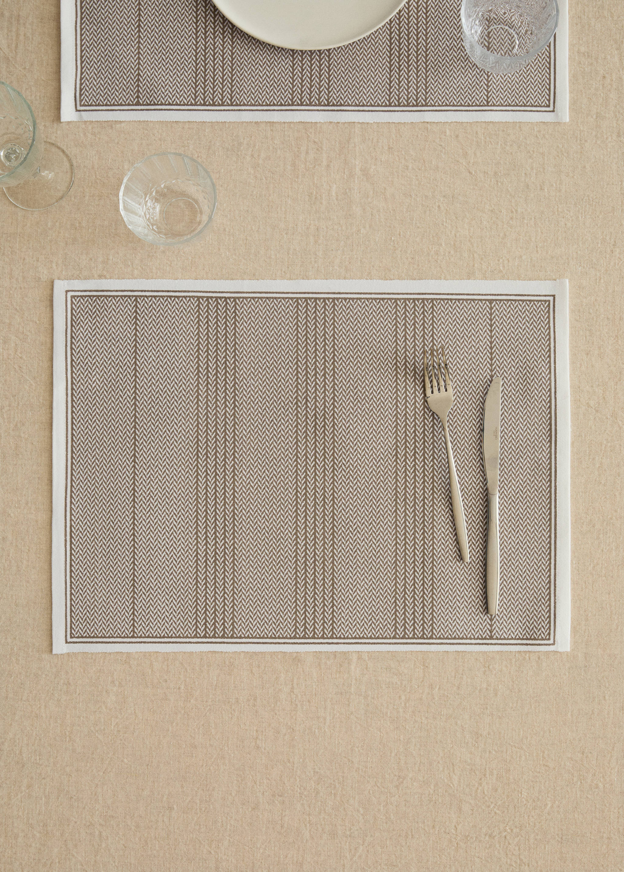 Geometric-print placemats - General plane