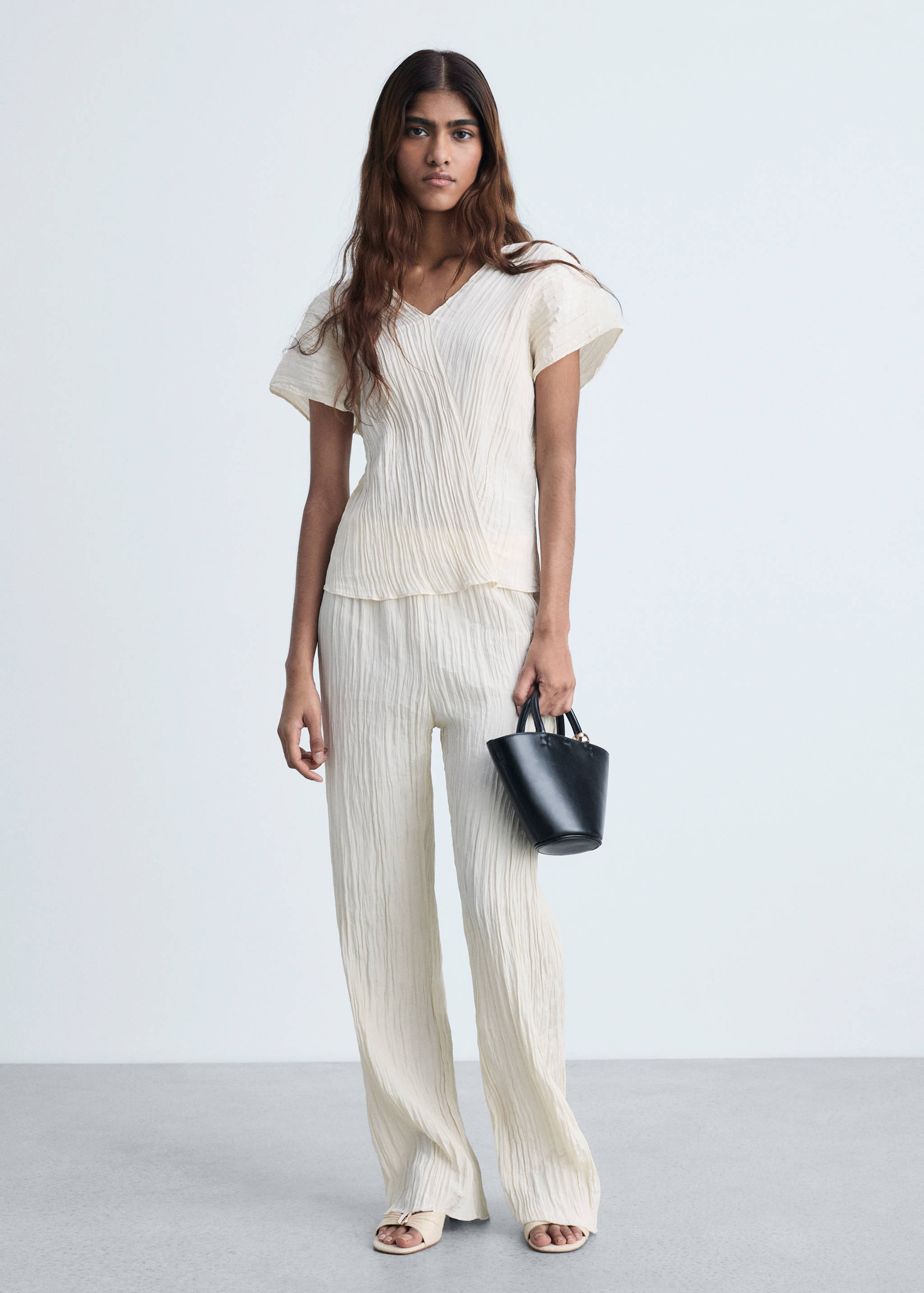 Top cu guler în V și aspect șifonat - Plan general