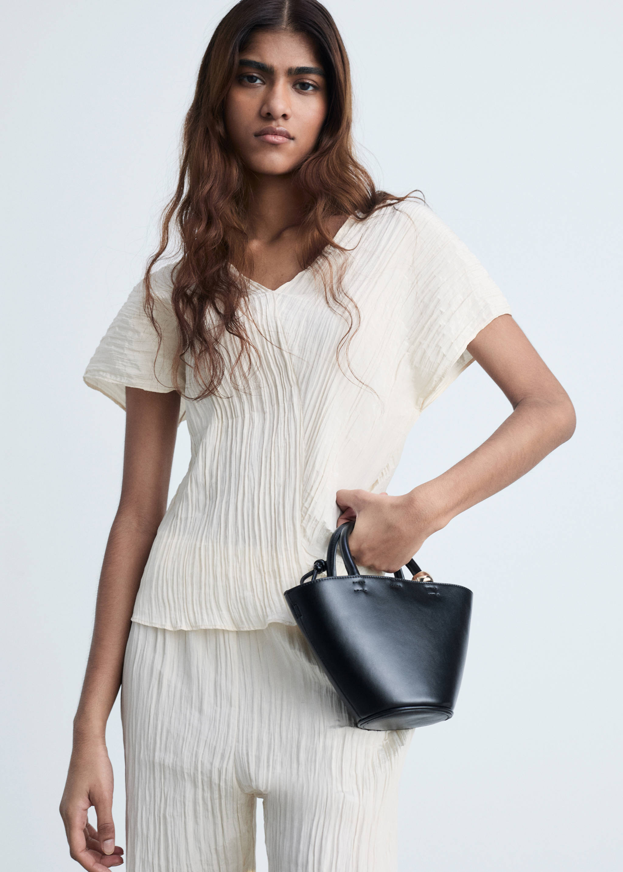 Top cu guler în V și aspect șifonat - Plan mediu