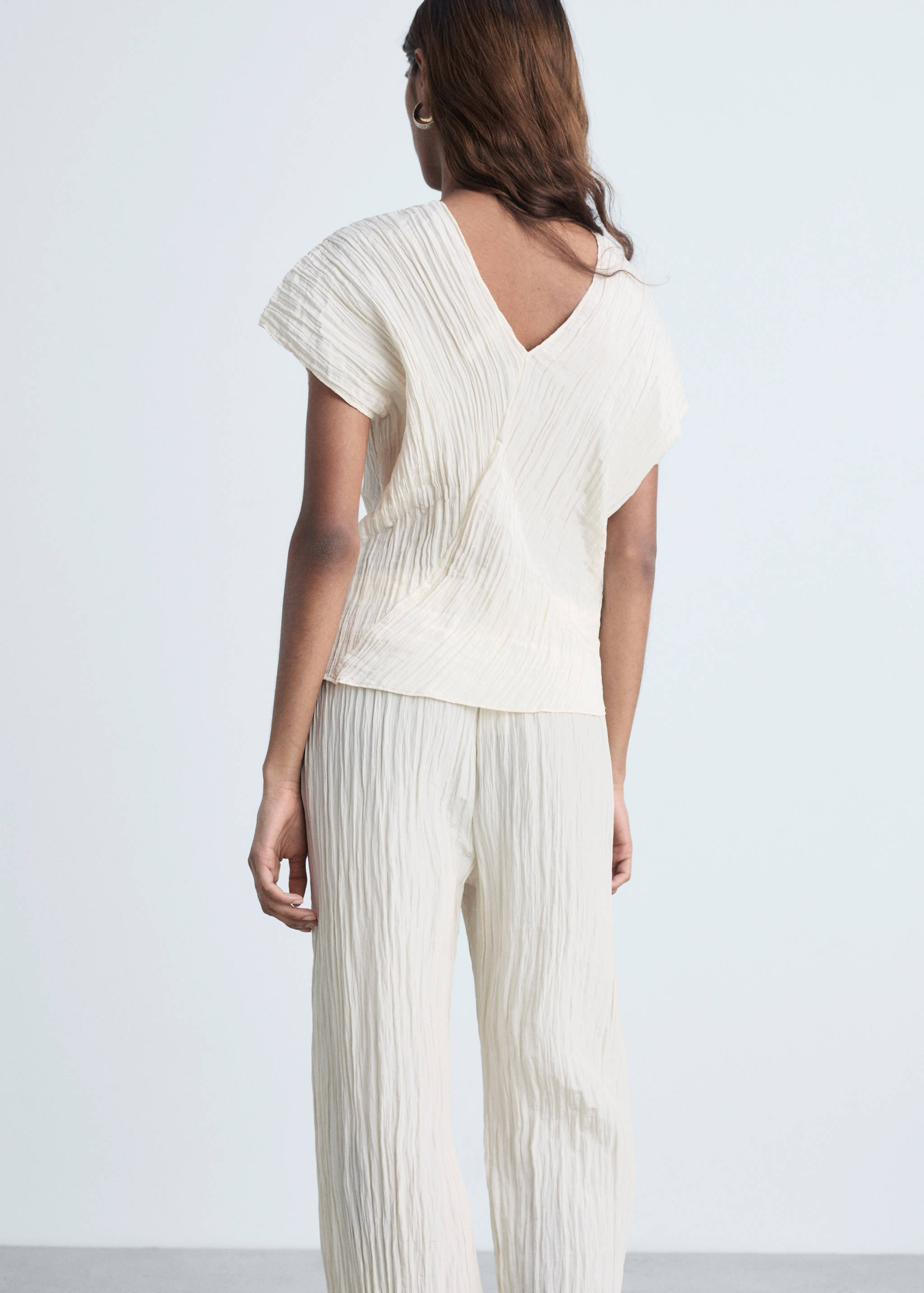 Top cu guler în V și aspect șifonat - Spatele articolului