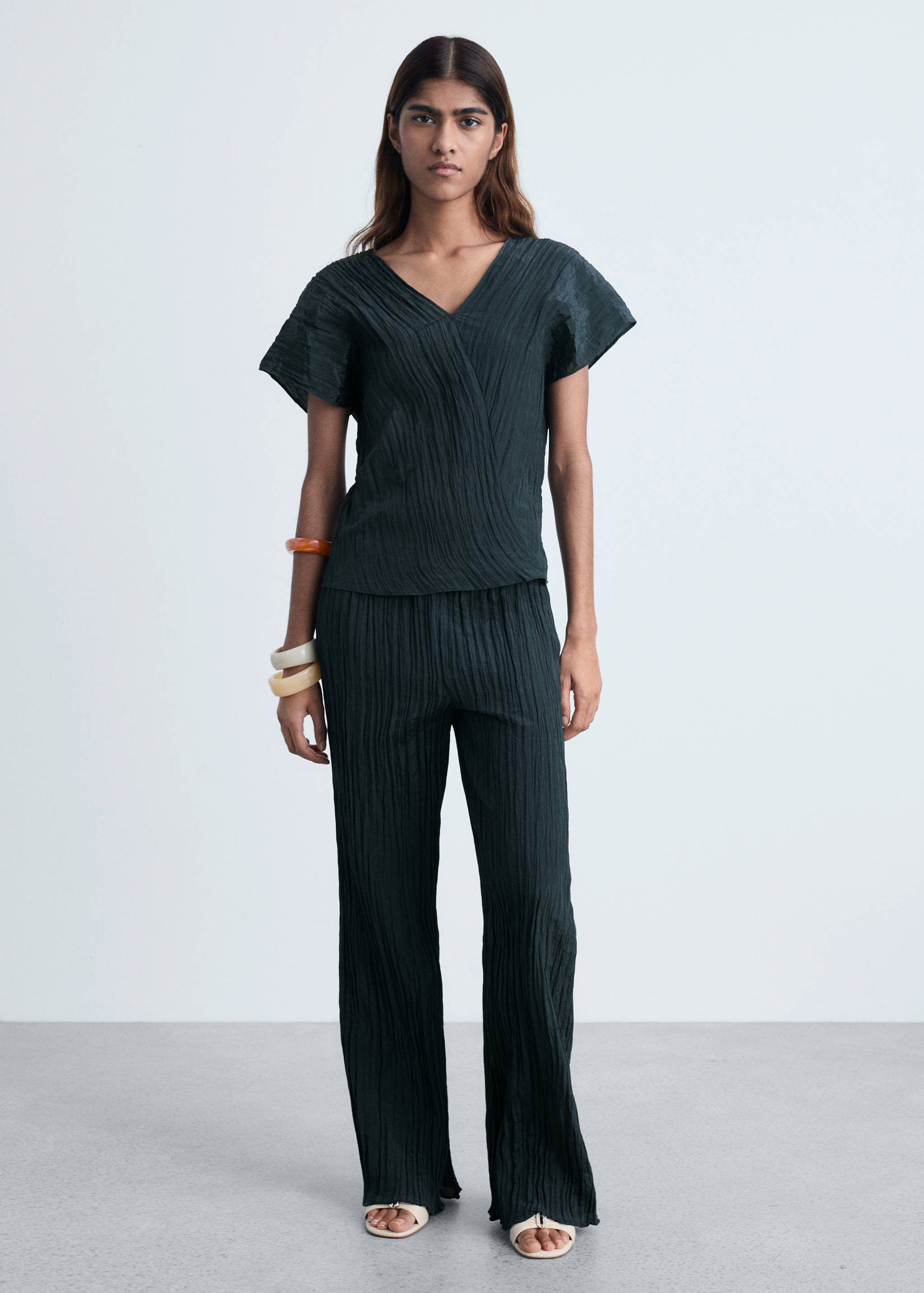 Top cu guler în V și aspect șifonat - Plan general