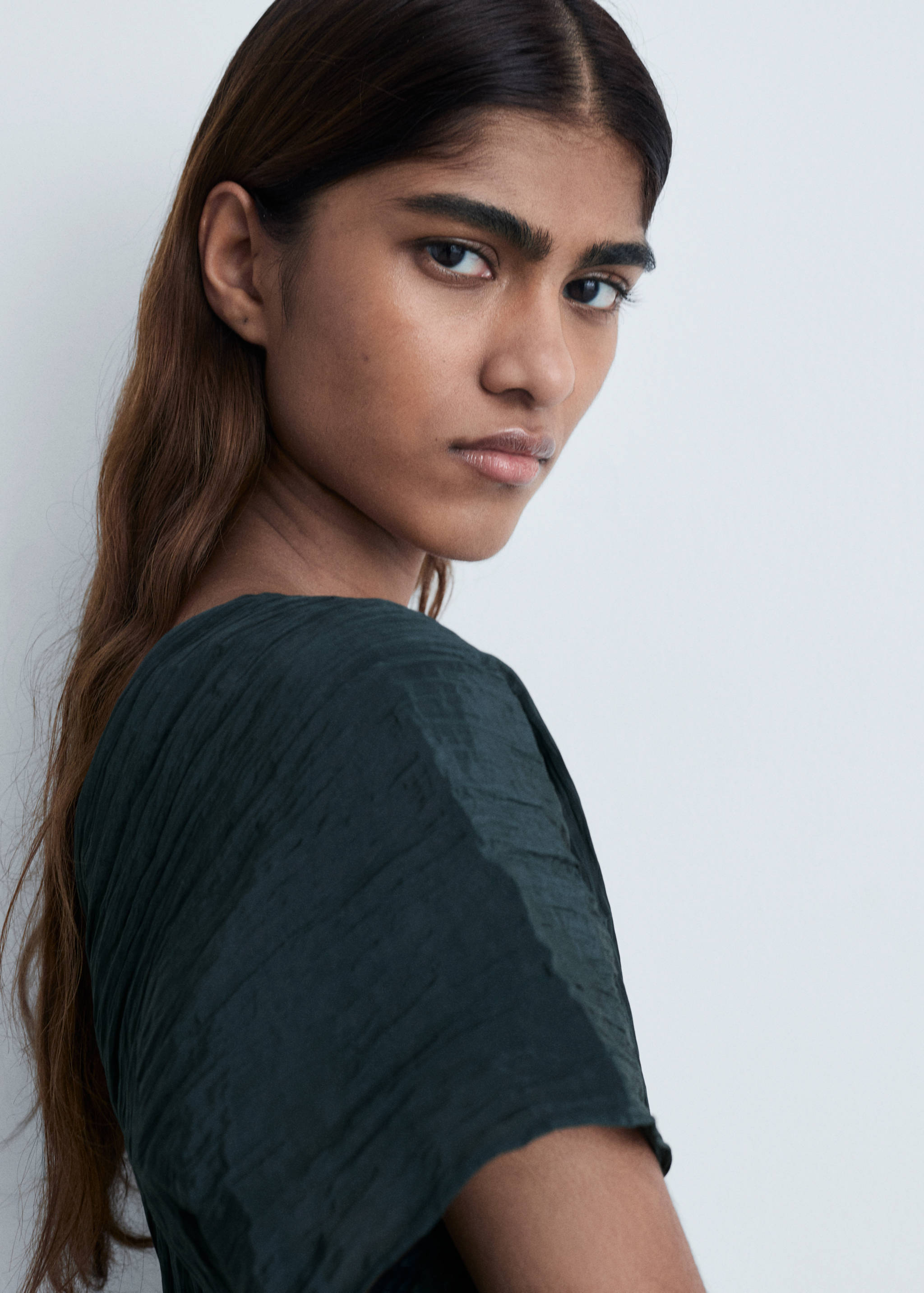 Top cu guler în V și aspect șifonat - Detaliu al articolului 1