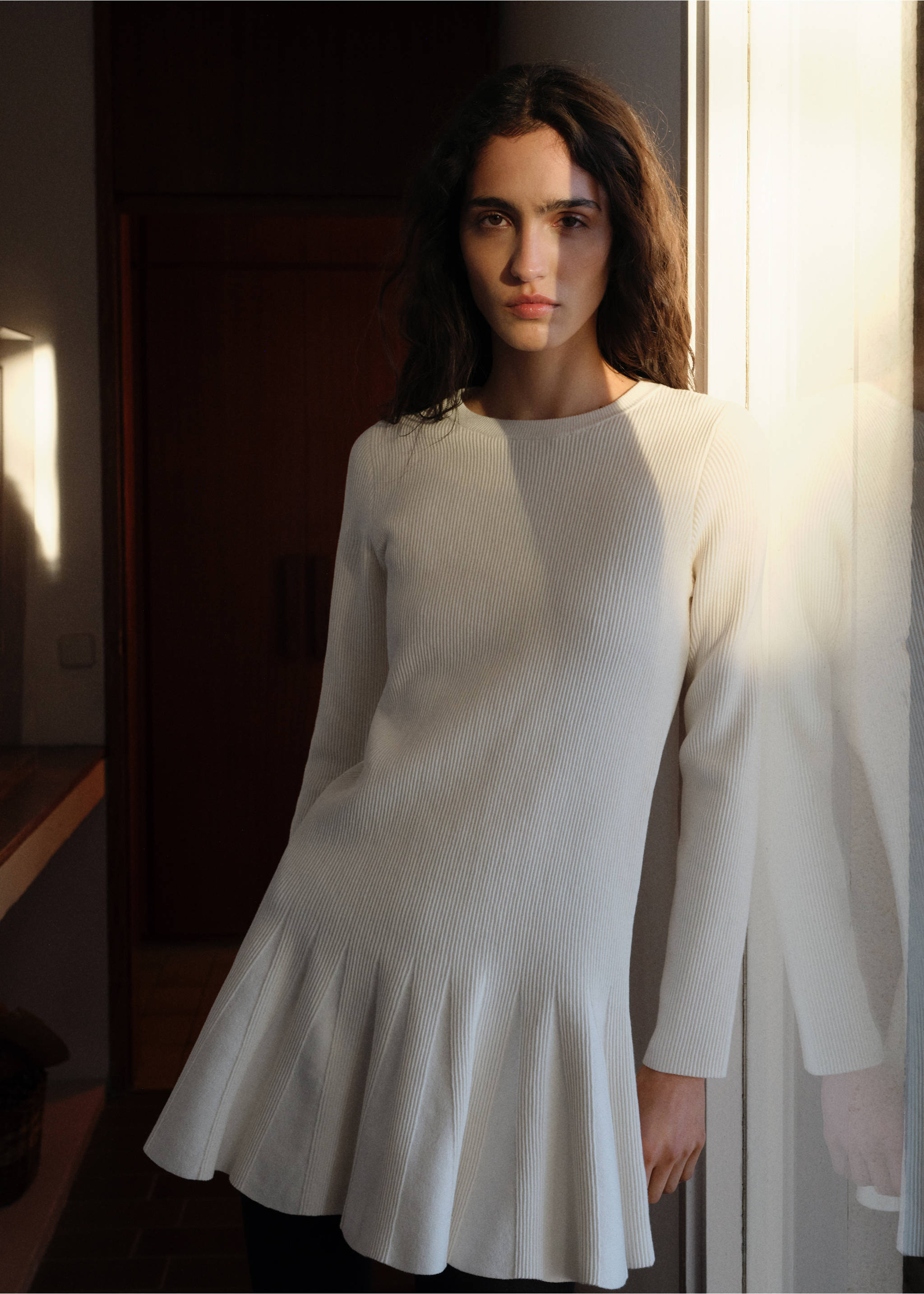 Short knitted dress with pleats - Medium plane, Ecru. Ref: 87074071-00.