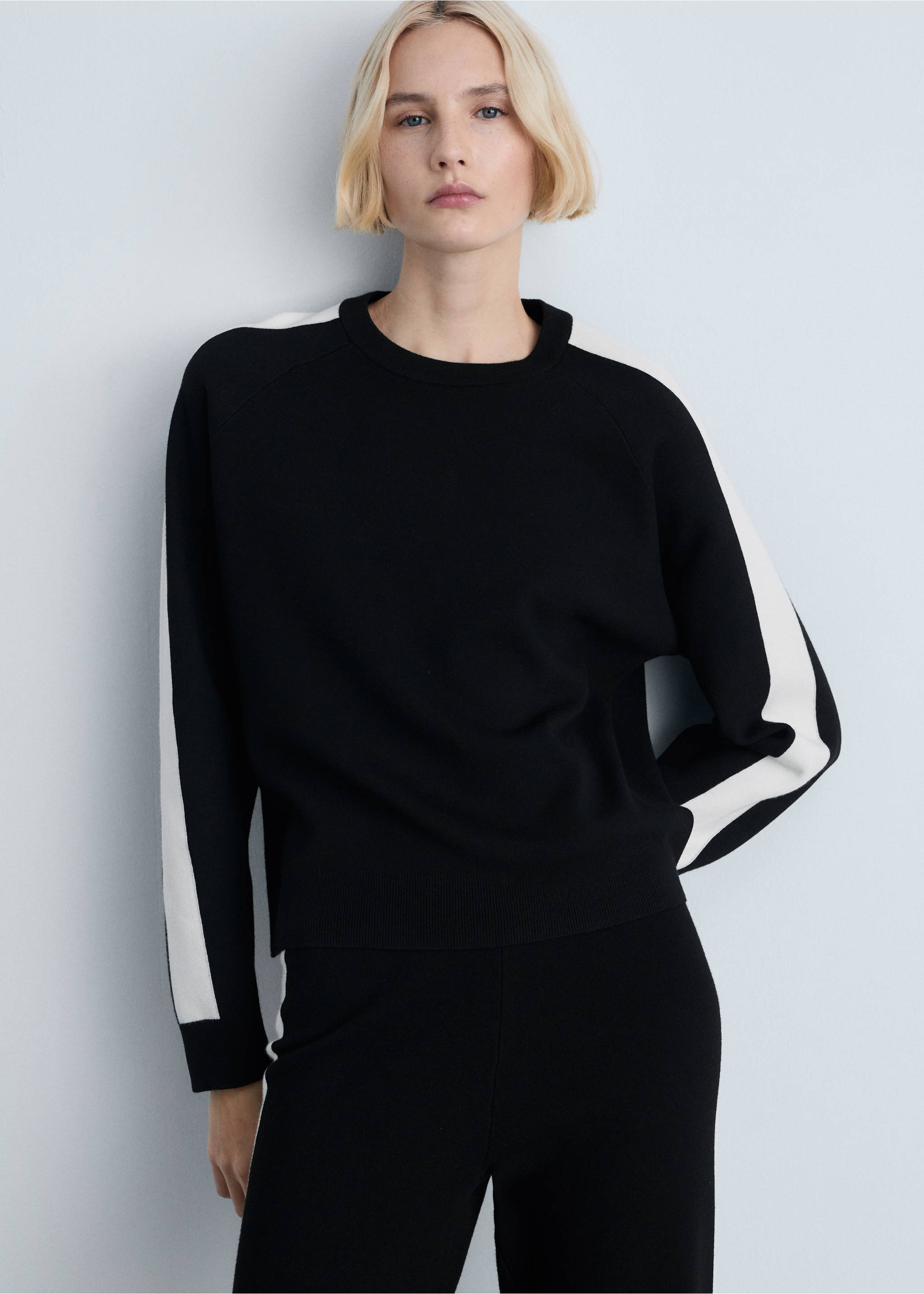 Knitted trousers with contrasting stripes - Medium plane, Black. Ref: 87074074-00.