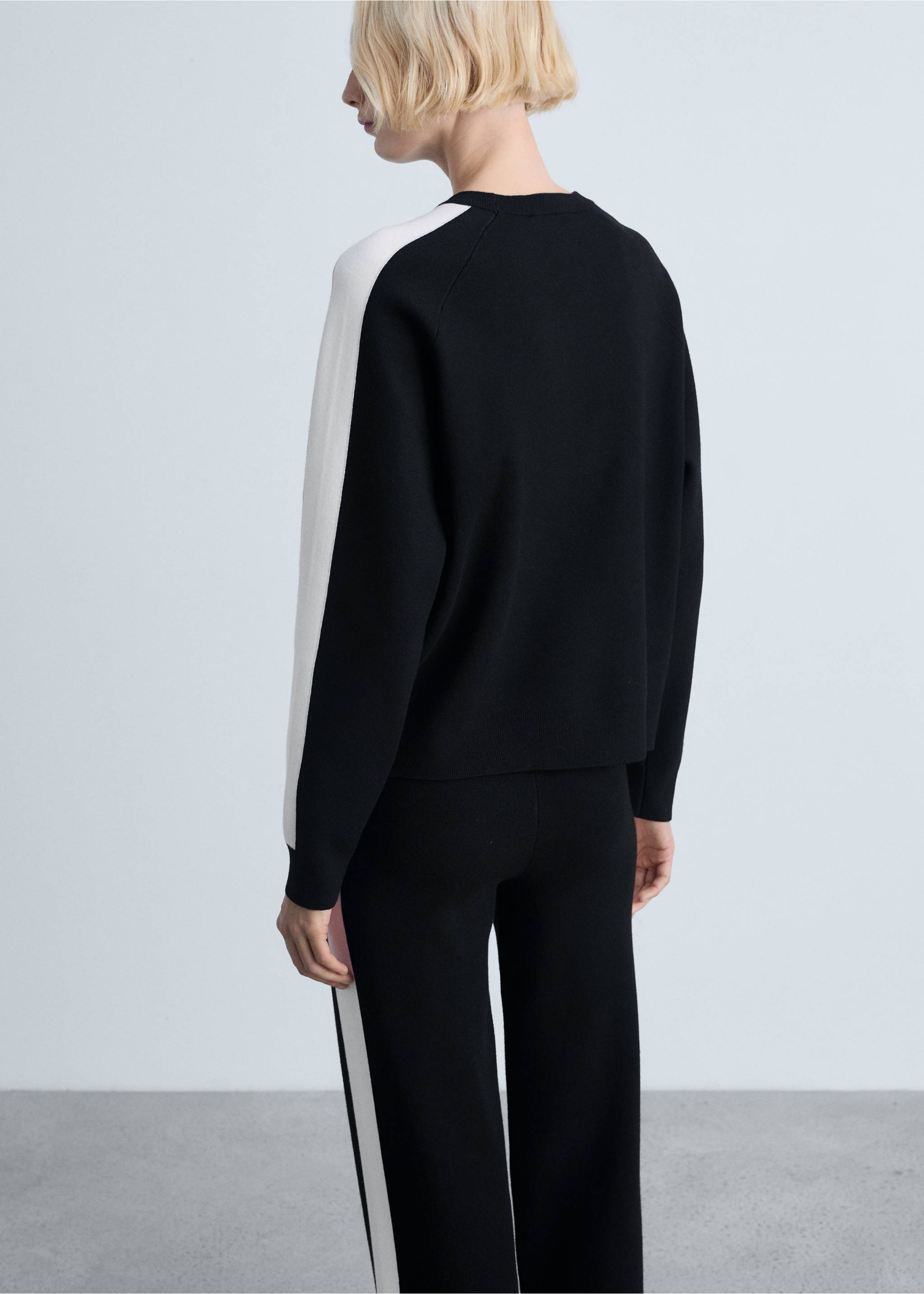 Knitted trousers with contrasting stripes - Reverse of the article, Black. Ref: 87074074-00.