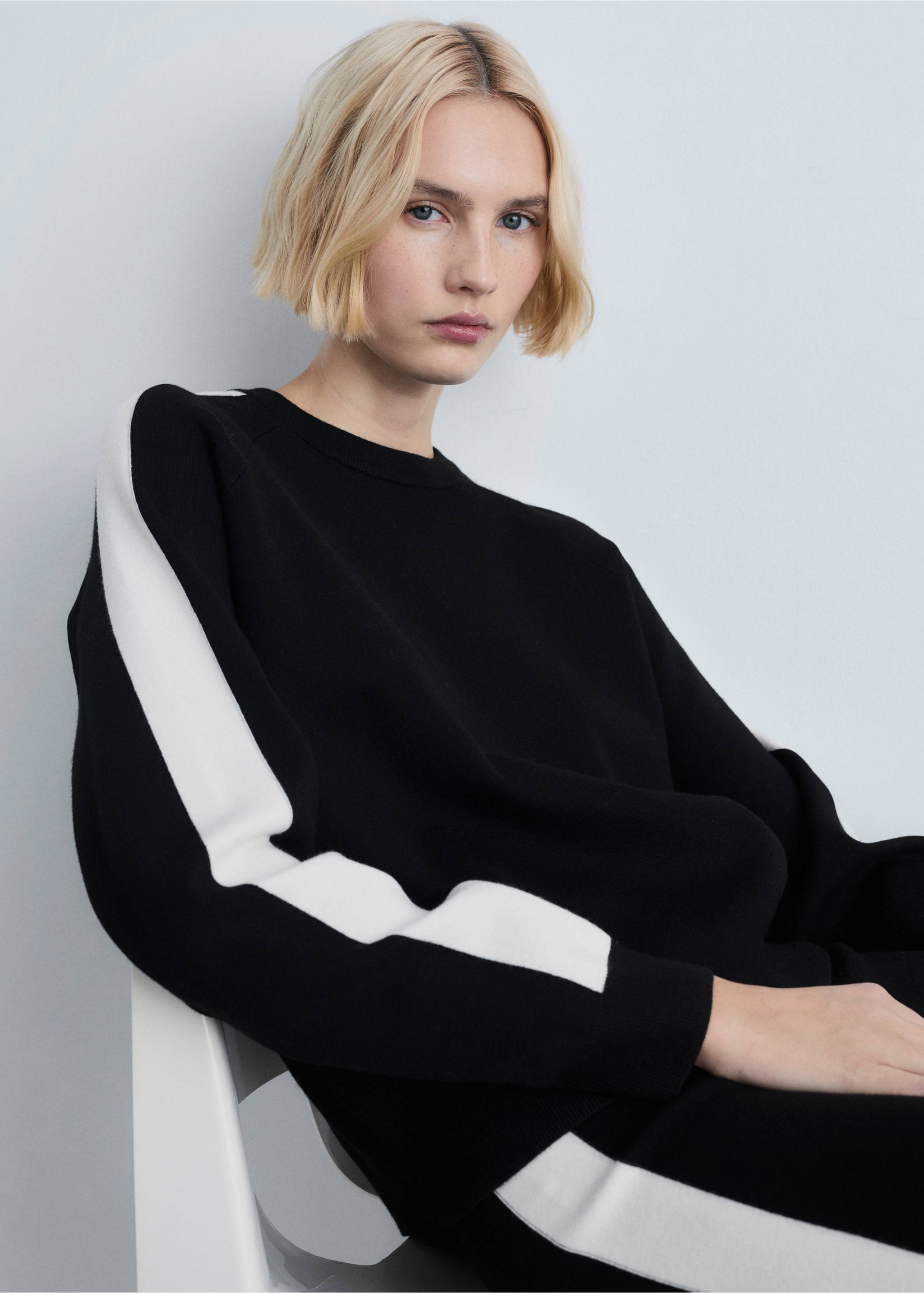 Knitted trousers with contrasting stripes - Details of the article 1, Black. Ref: 87074074-00.