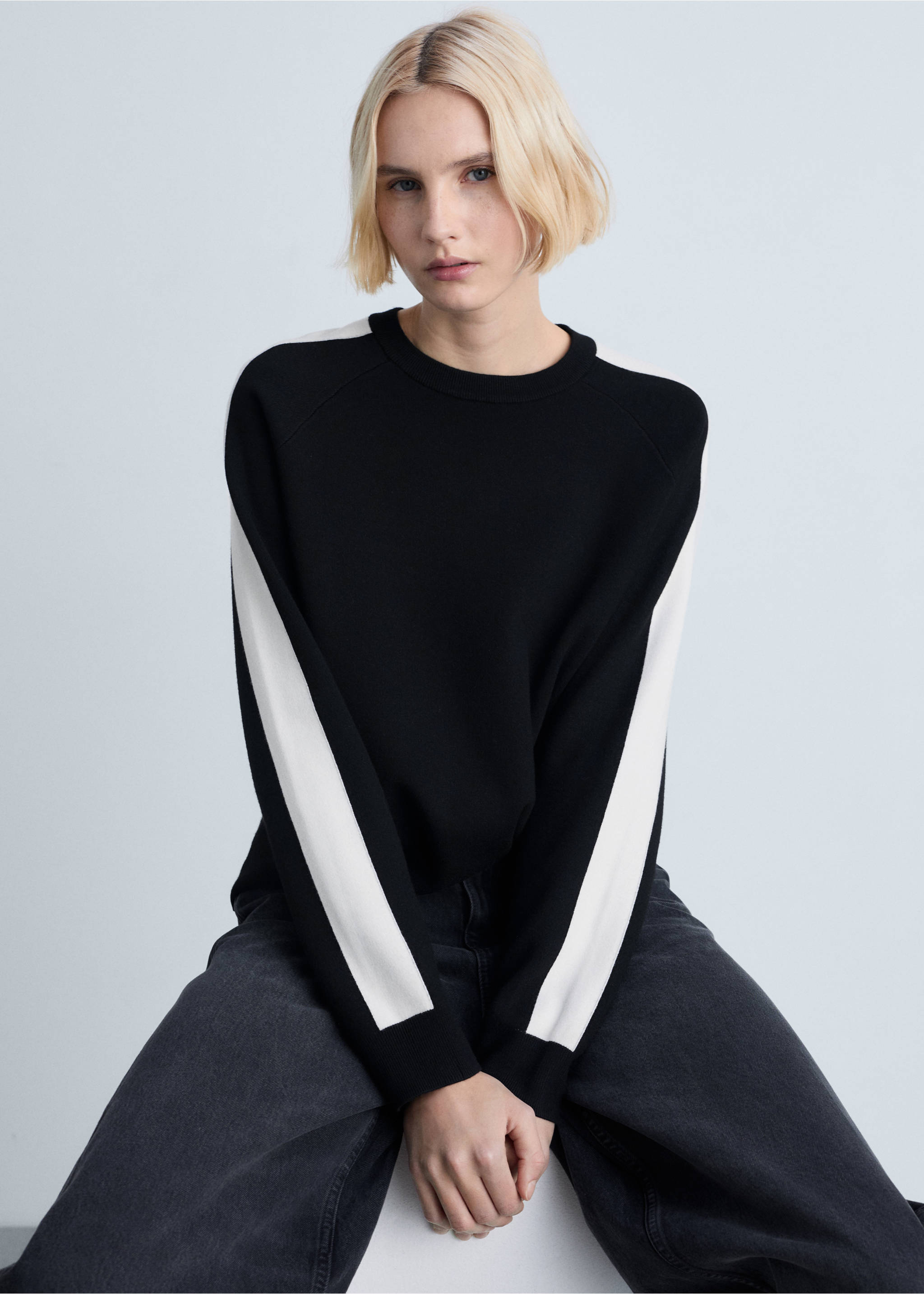 Knitted trousers with contrasting stripes - Details of the article 2, Black. Ref: 87074074-00.