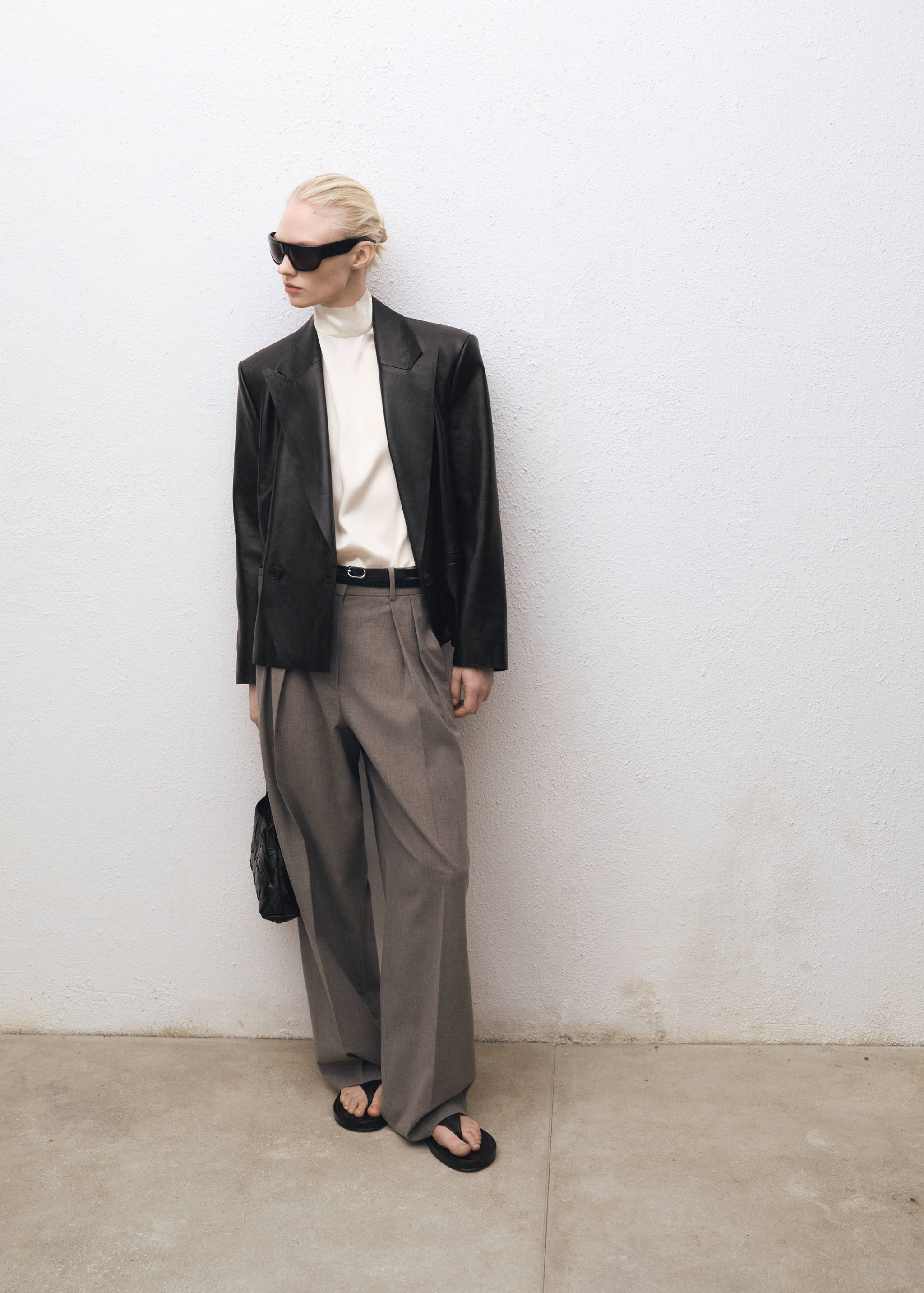 Шелковая блузка с воротником-стойкой - Общий план