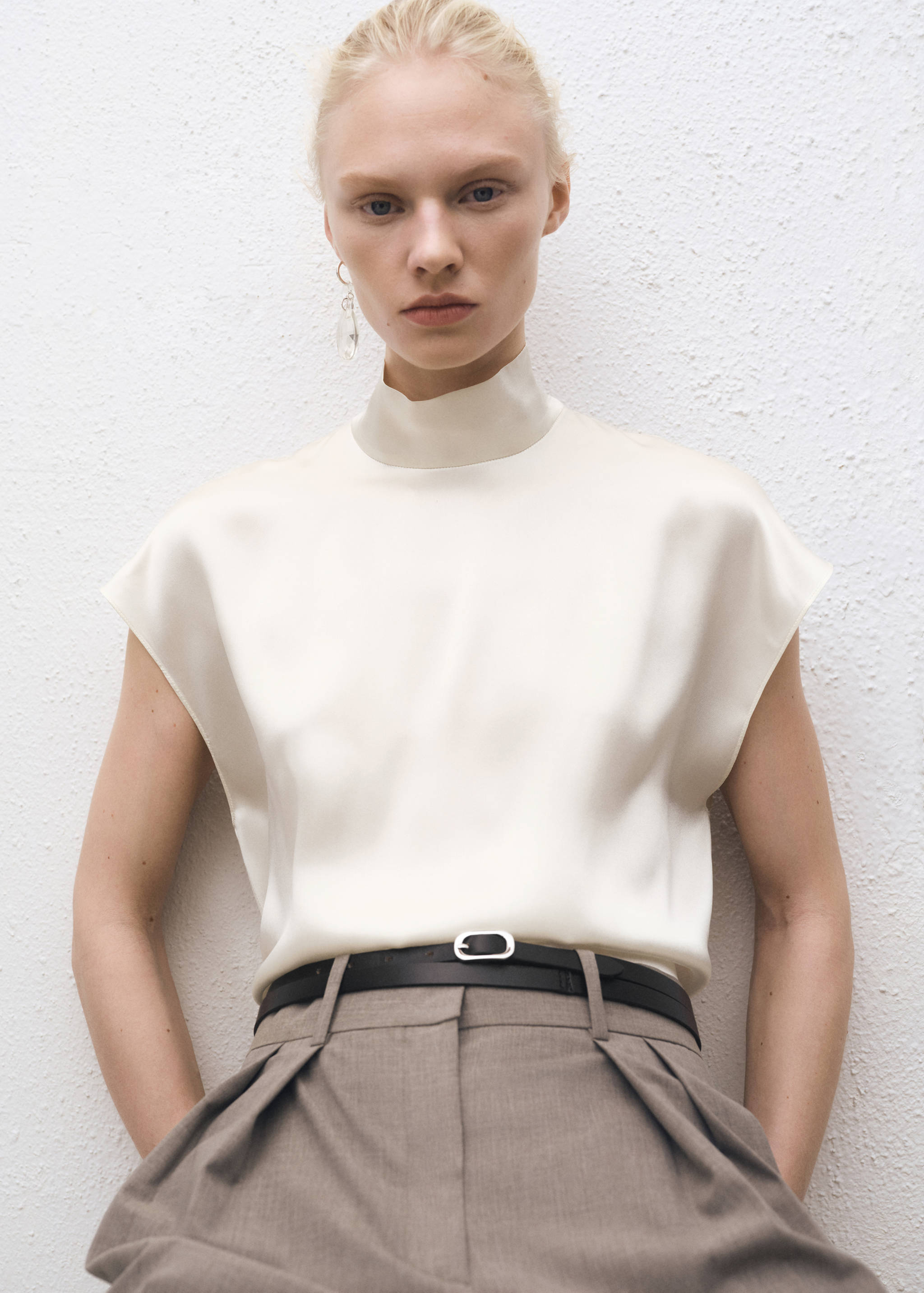 Шелковая блузка с воротником-стойкой - Средний план