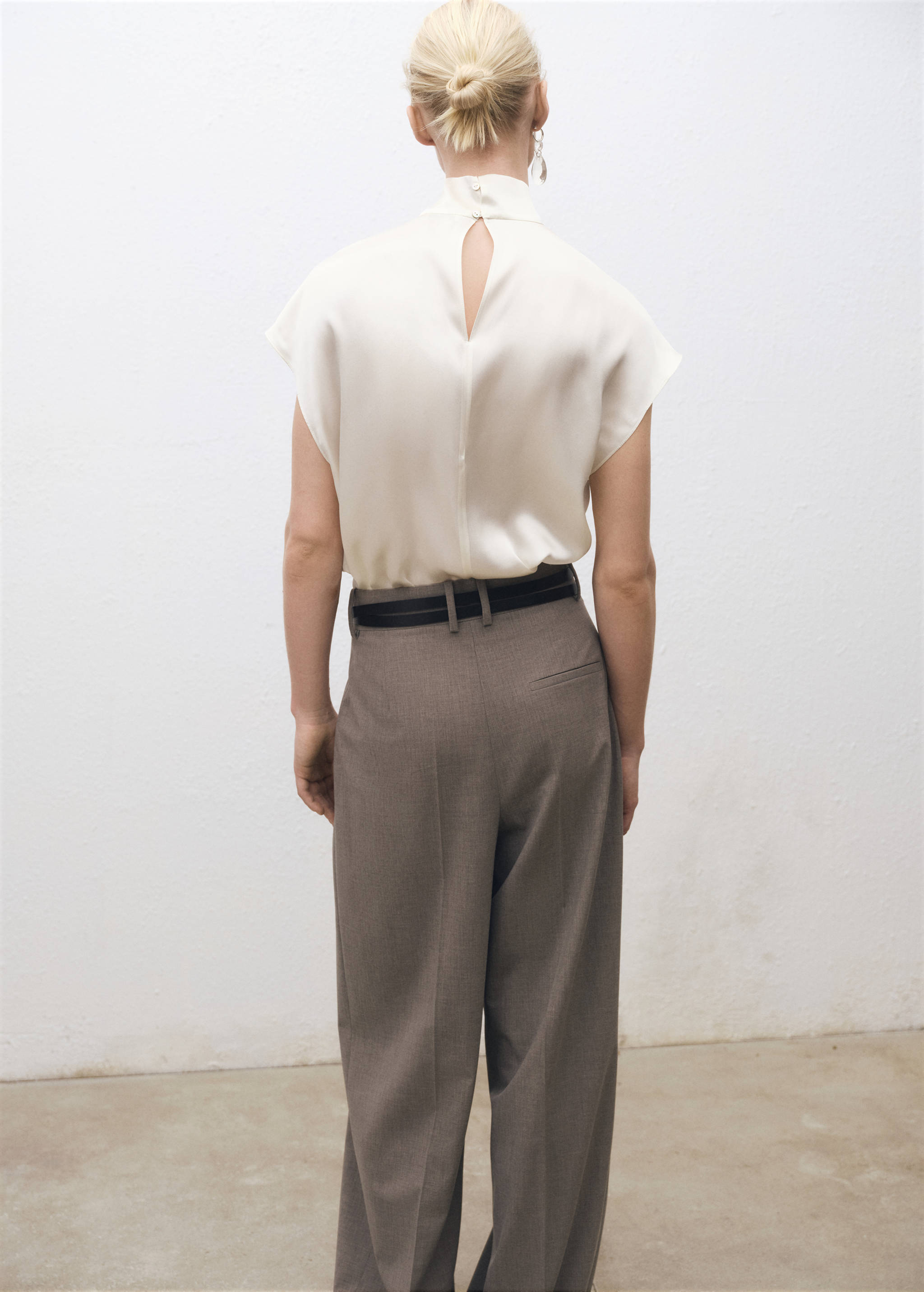 Шелковая блузка с воротником-стойкой - Обратная сторона изделия