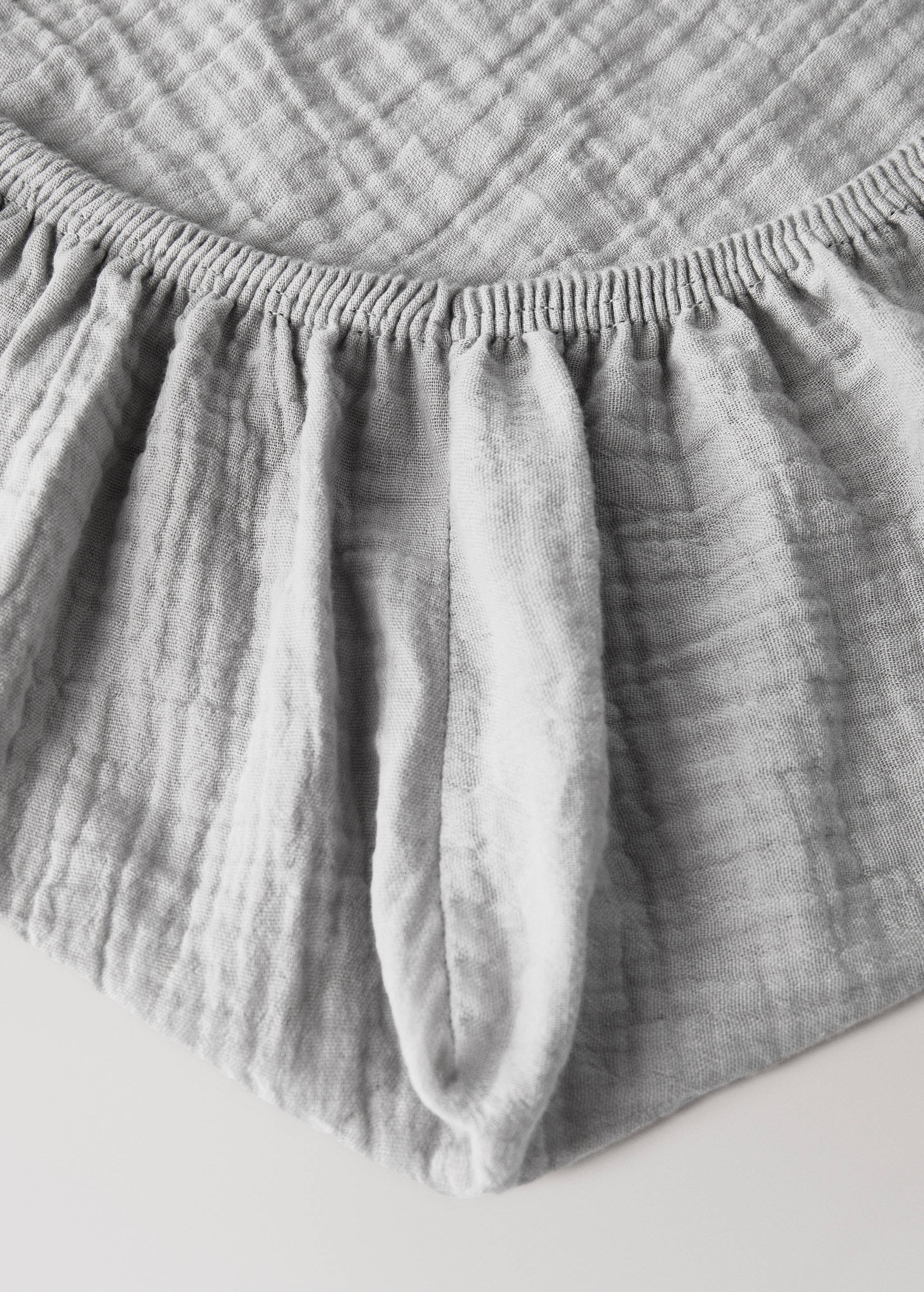 Простирадло на гумці для дитячого ліжечка з бавовняного мусліну з контрастним кантом - Детальніше про товар 2