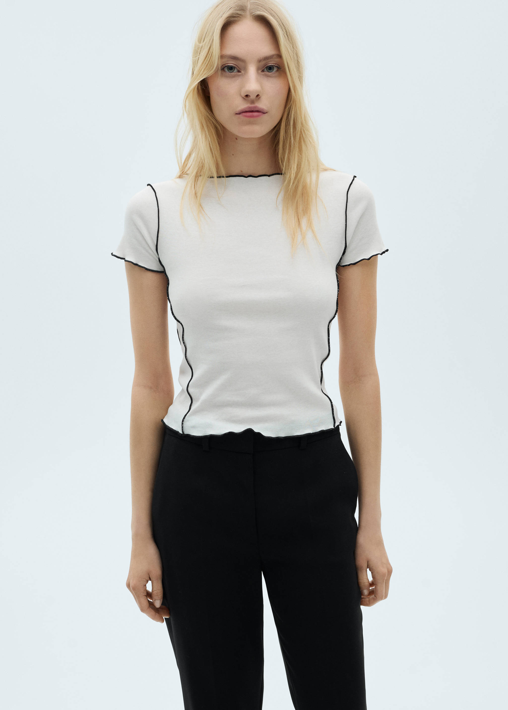 T-shirt cropped com debruns em contraste - Plano médio