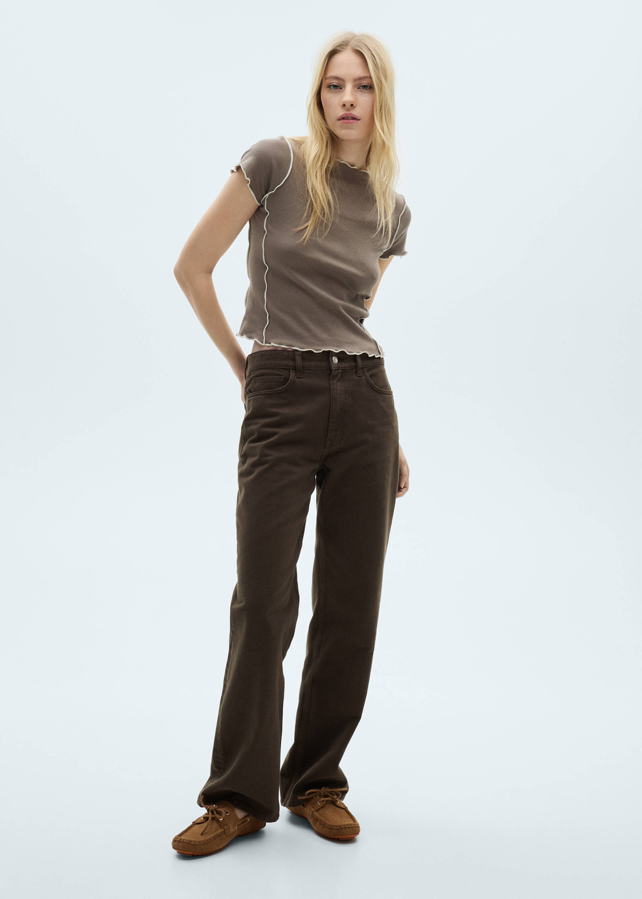 T-shirt cropped com debruns em contraste - Plano geral