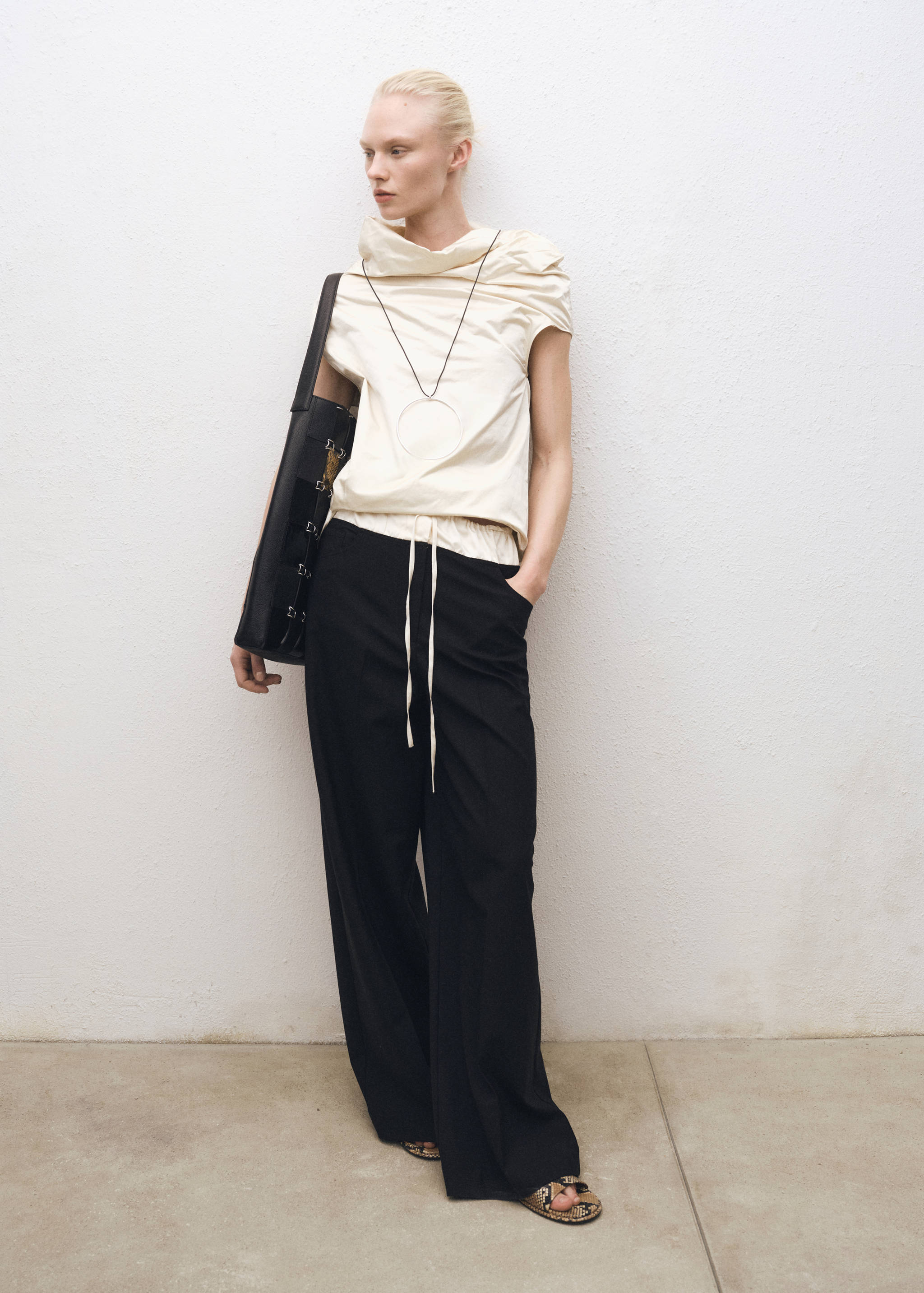 Комбинированные брюки-джоггеры из смесовой шерсти - Общий план