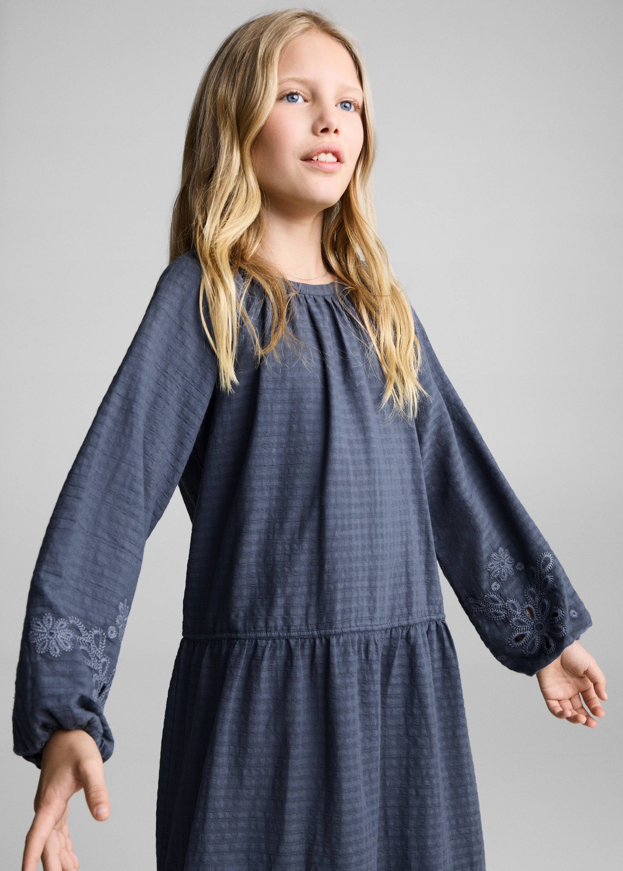 刺绣织纹连衣裙 - null