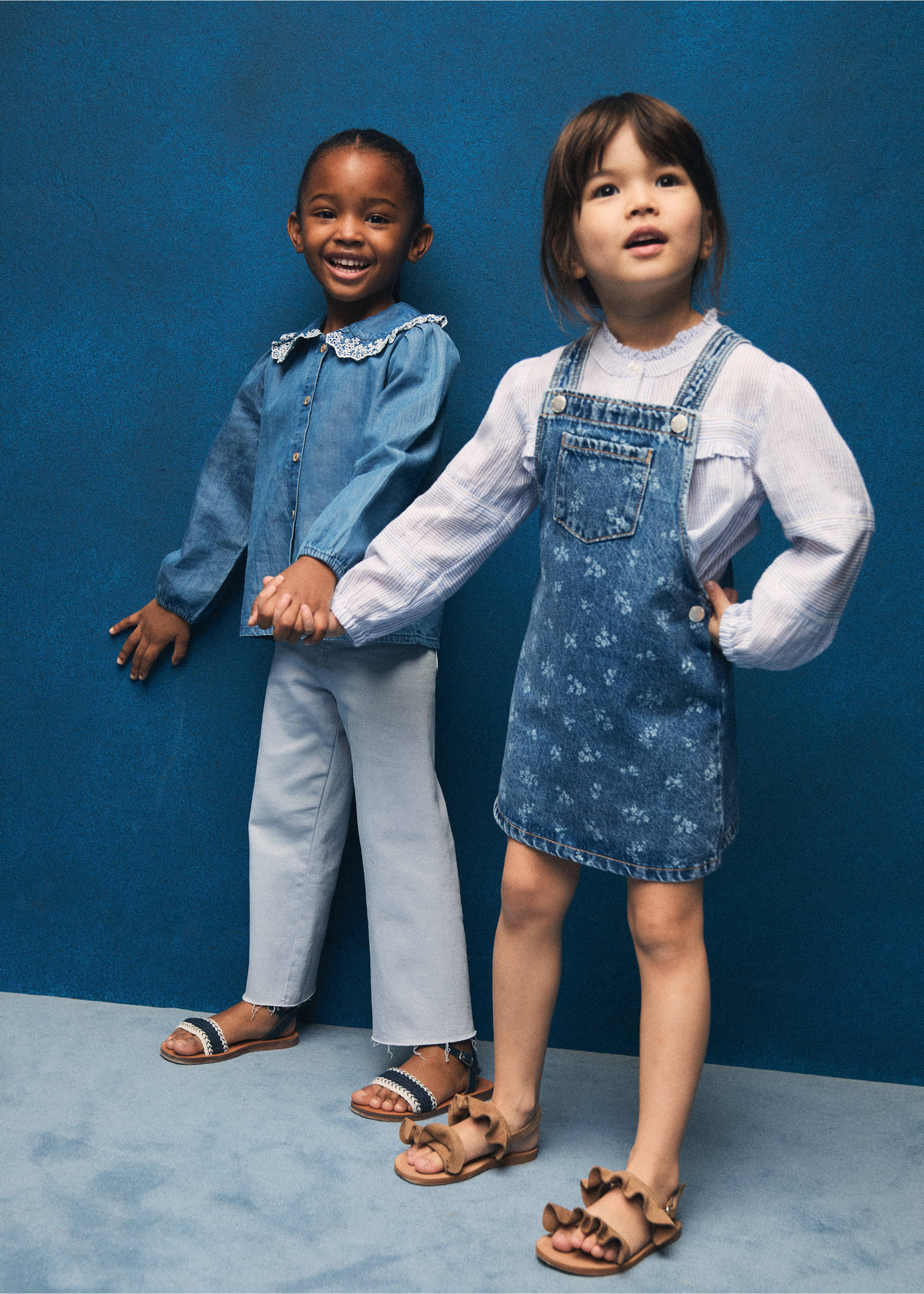 Printed denim pinafore - Details of the article 5, Medium Blue. Ref: 87074798-00.