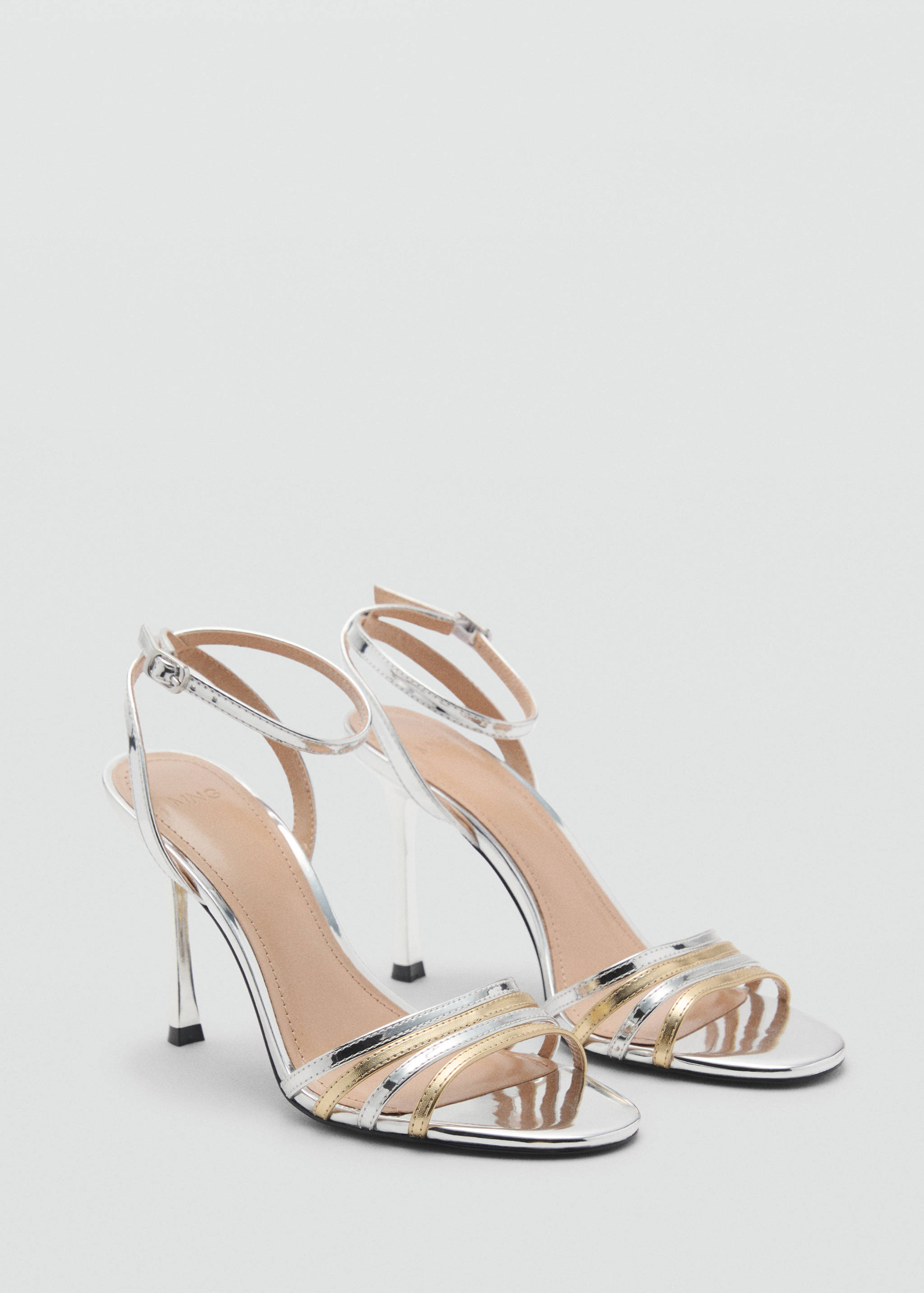 Högklackade sandaler med kombinerade remmar - Bild av mittparti