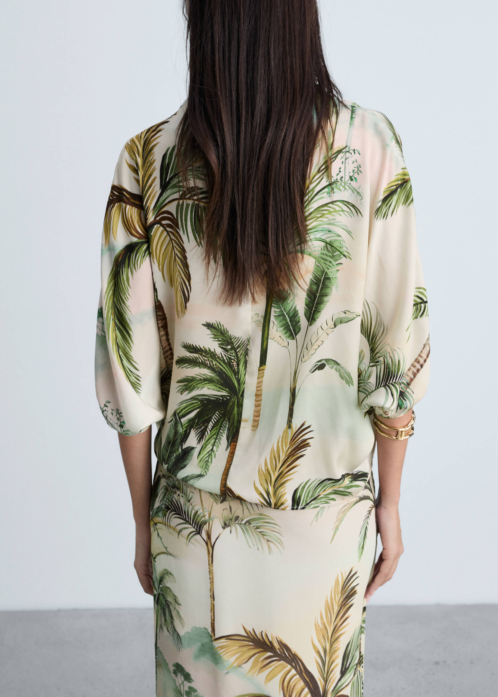 Draped cape with tropical print - Reverse of the article