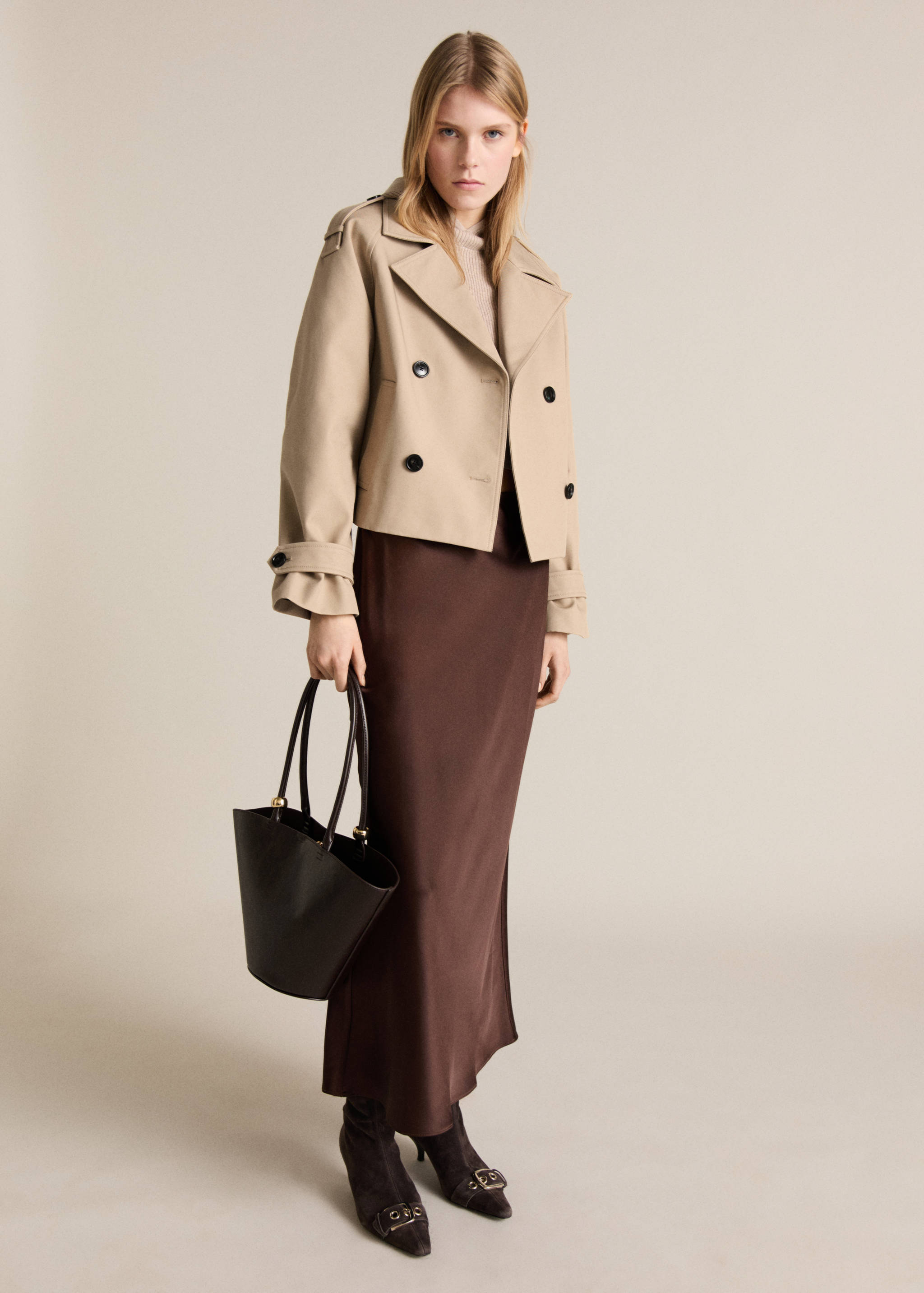 Trench cropped de algodão com abotoadura dupla - Plano geral