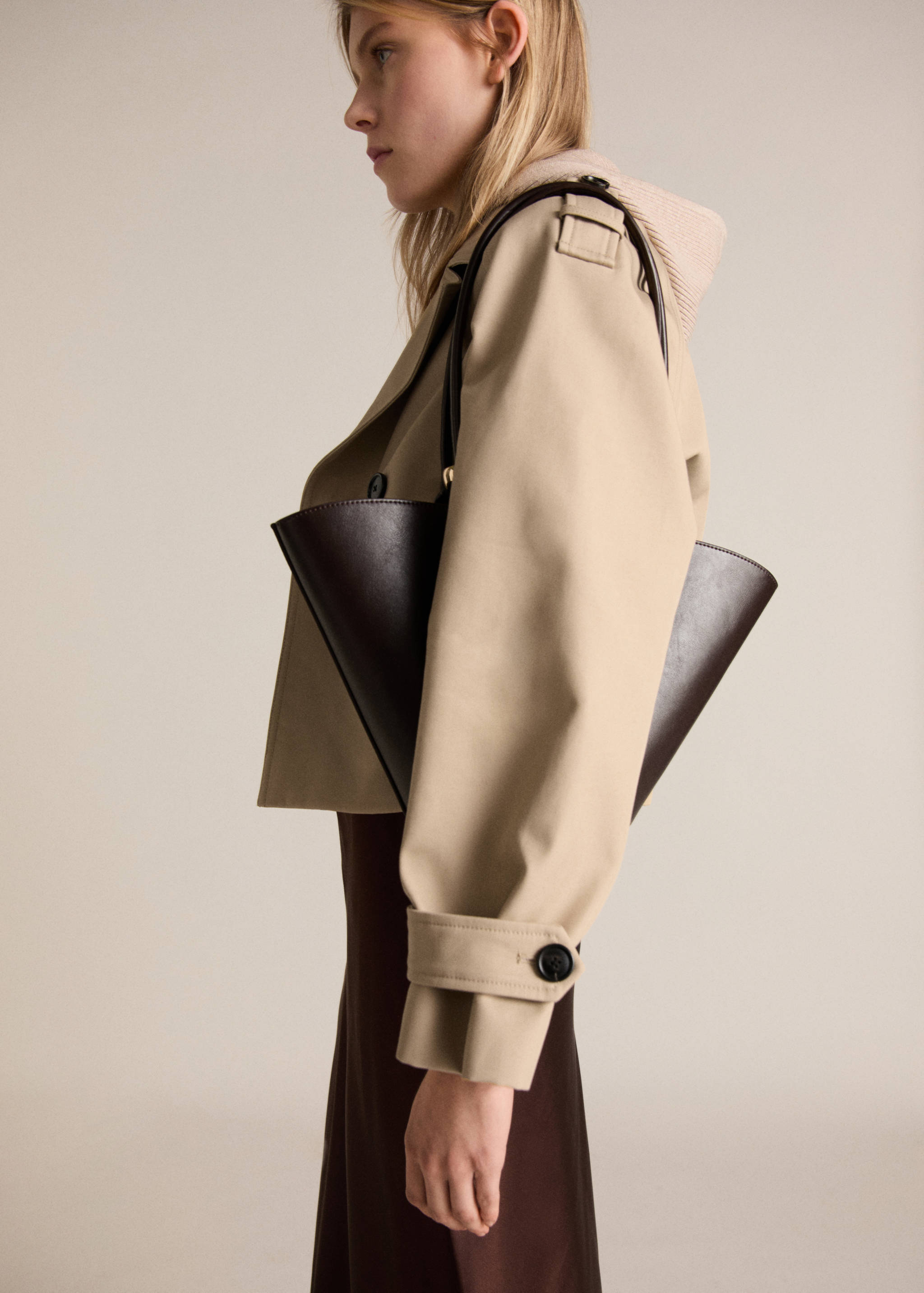 Trench cropped de algodão com abotoadura dupla - Plano médio