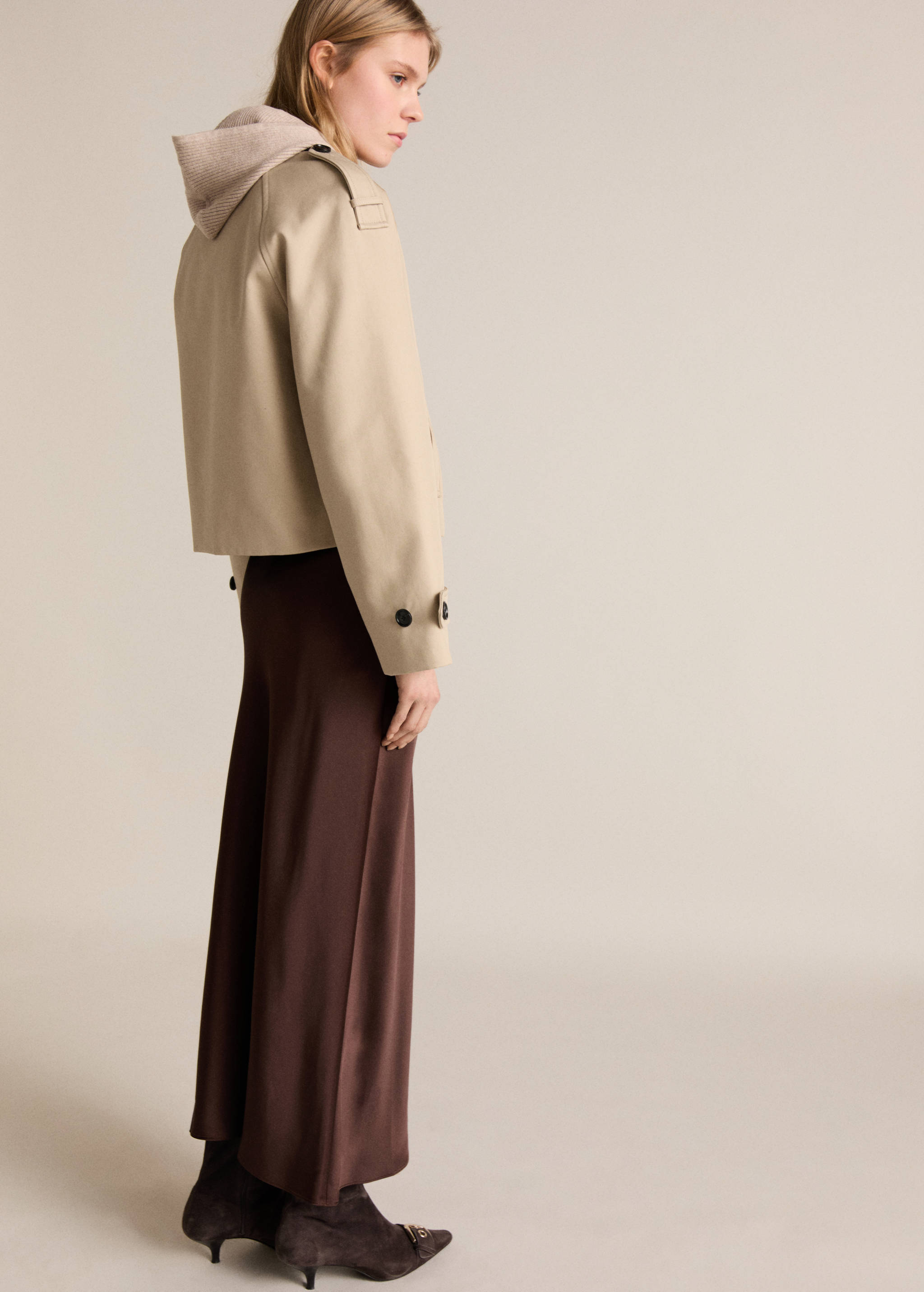 Trench cropped de algodão com abotoadura dupla - Verso do artigo