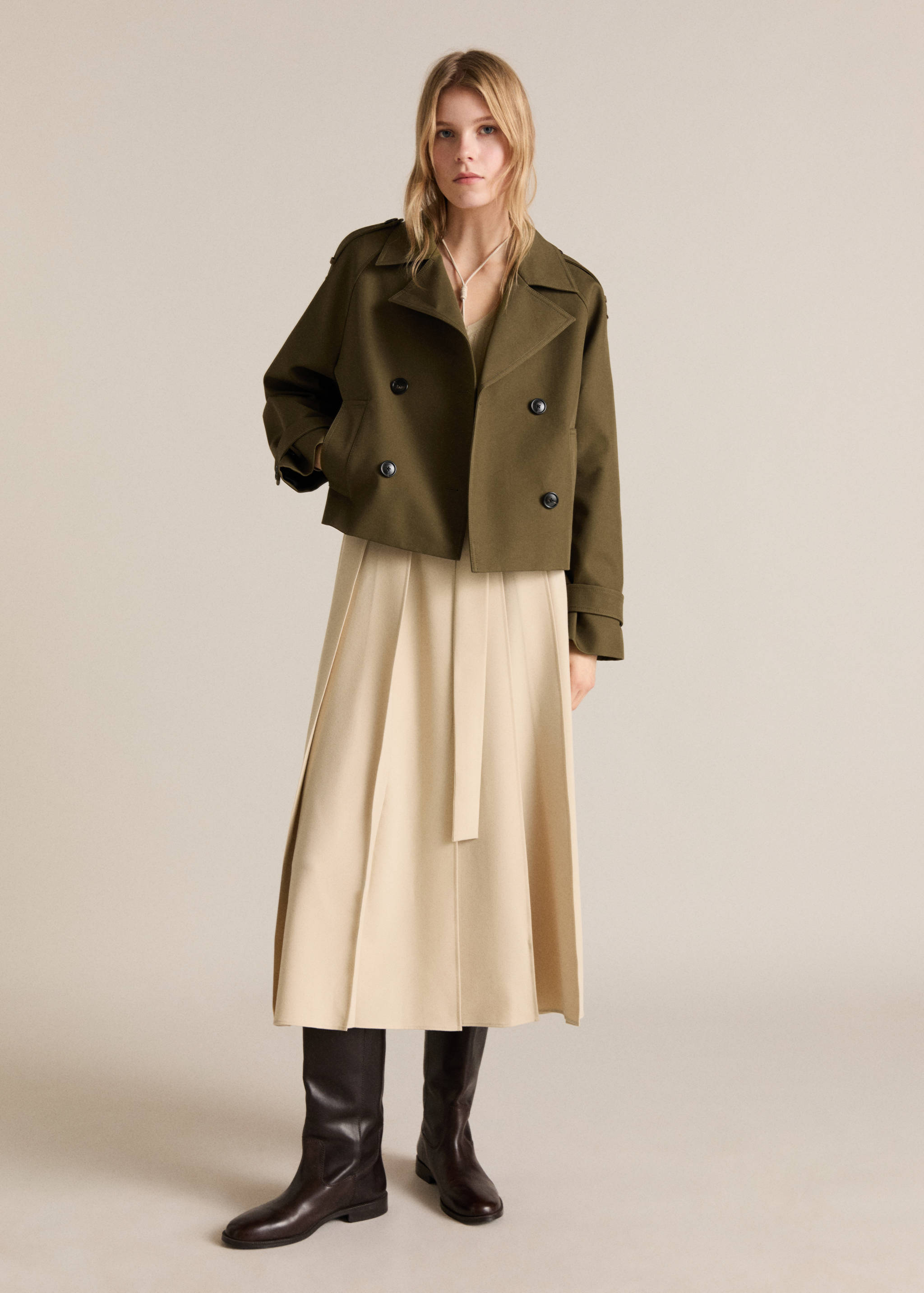 Trench cropped de algodão com abotoadura dupla - Plano geral