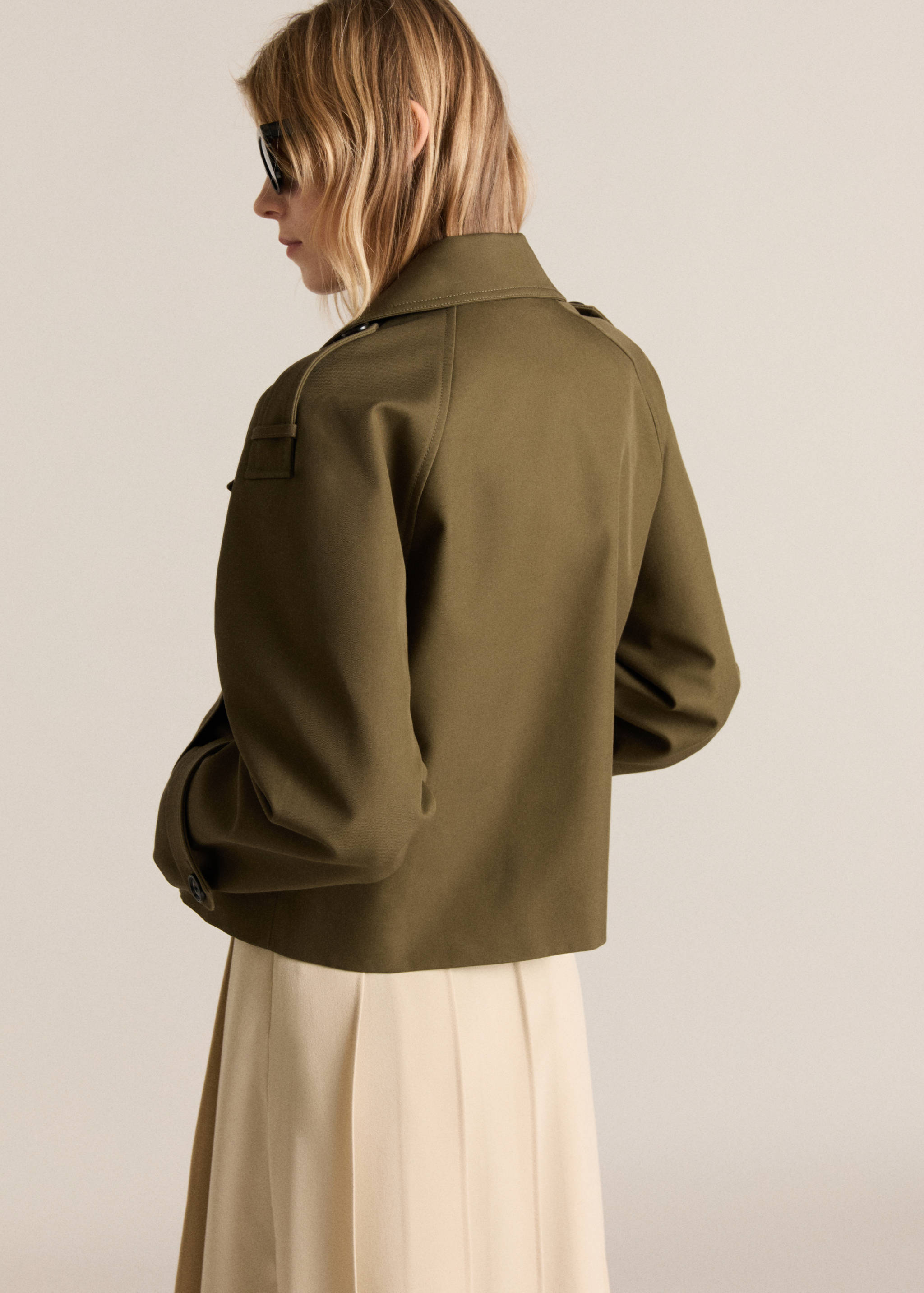 Trench cropped de algodão com abotoadura dupla - Verso do artigo