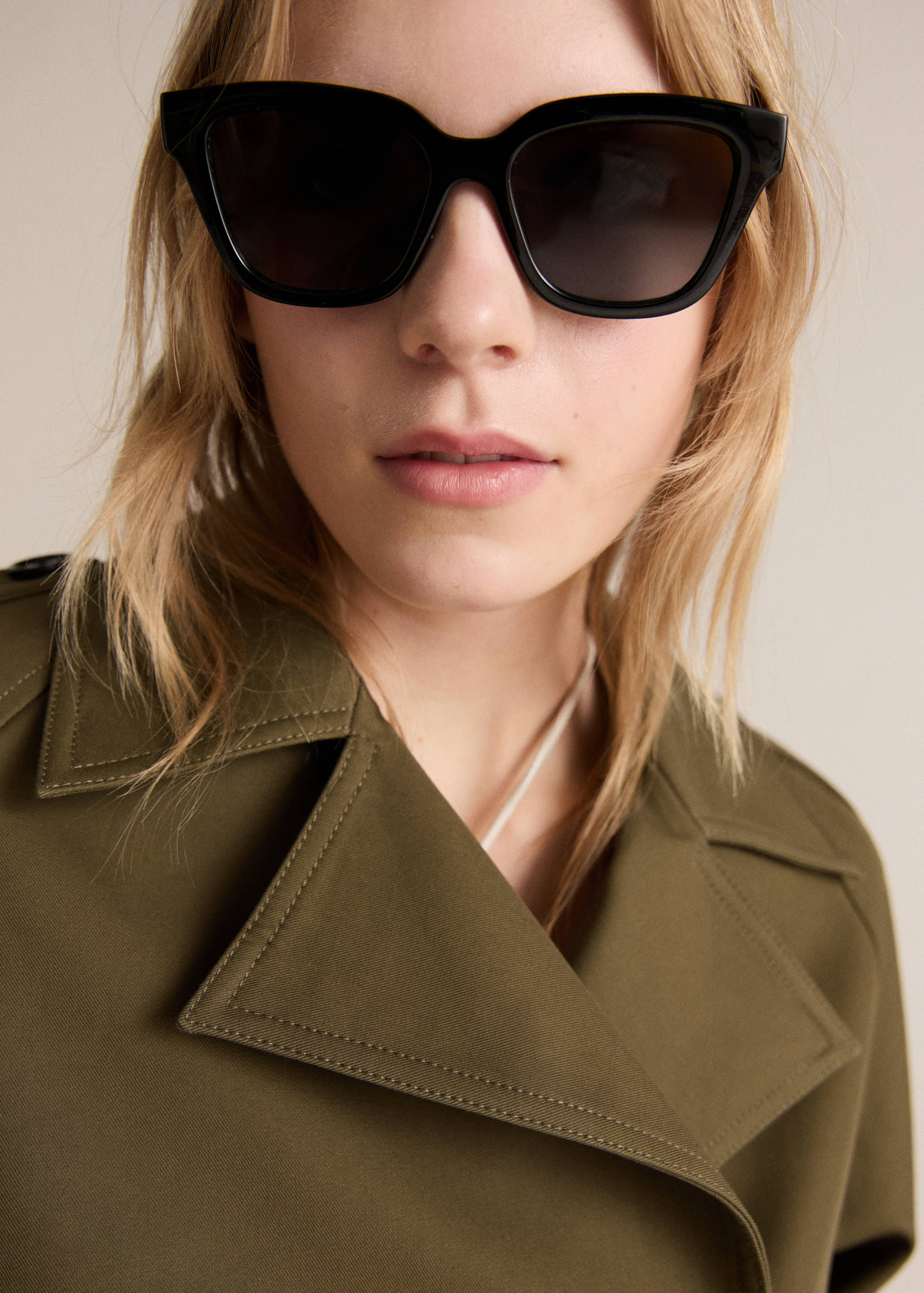 Trench cropped de algodão com abotoadura dupla - Pormenor do artigo 1