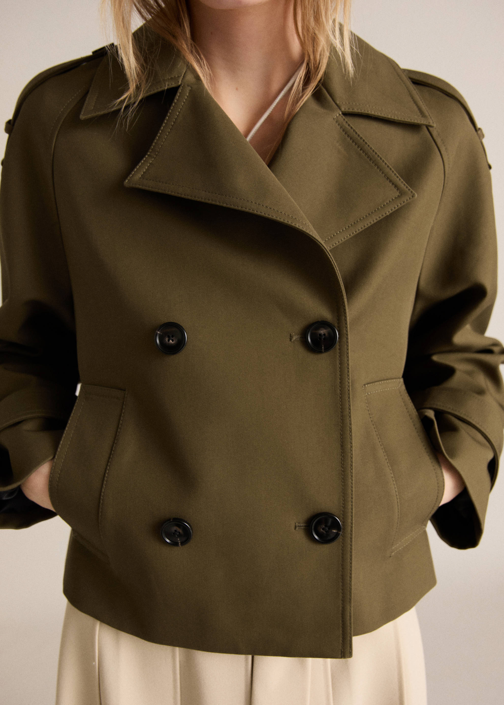 Trench cropped de algodão com abotoadura dupla - Pormenor do artigo 6